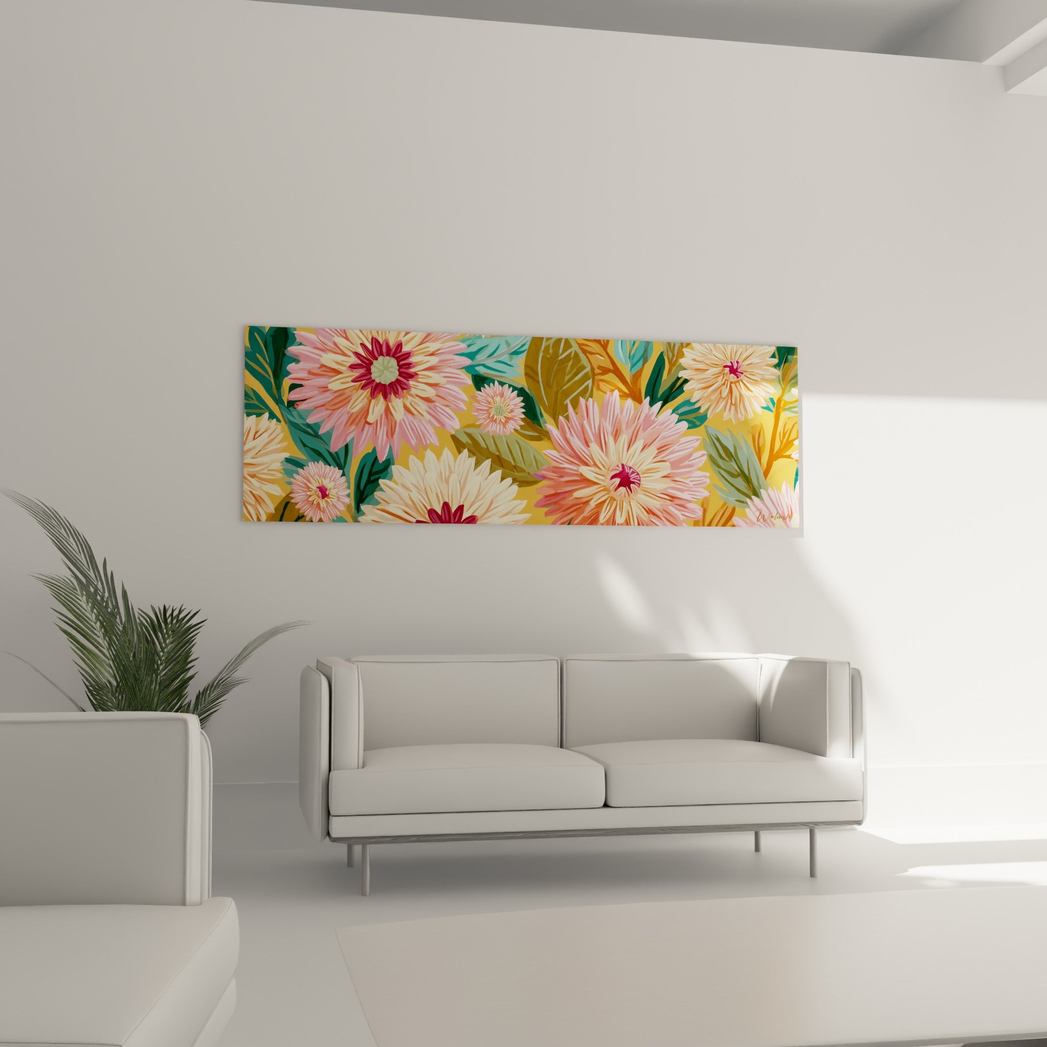 Fleurs de dahlia rose corail et feuillages vert émeraude, disposées au-dessus d'un canapé dans un salon lumineux