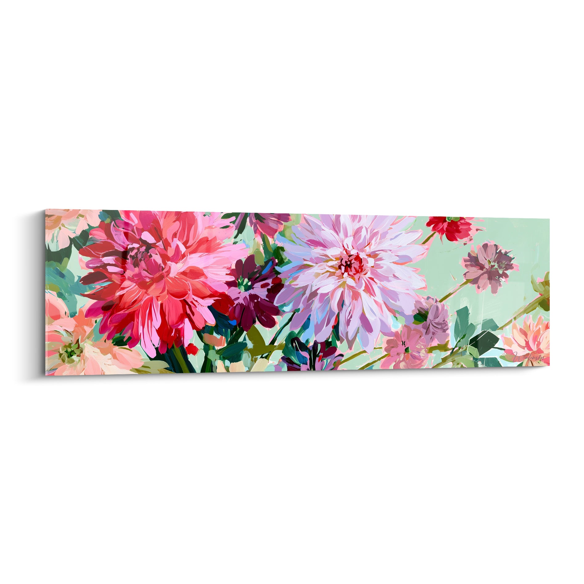 Dahlias corail et lilas aux pétales denses, peints sur fond vert menthe lumineux