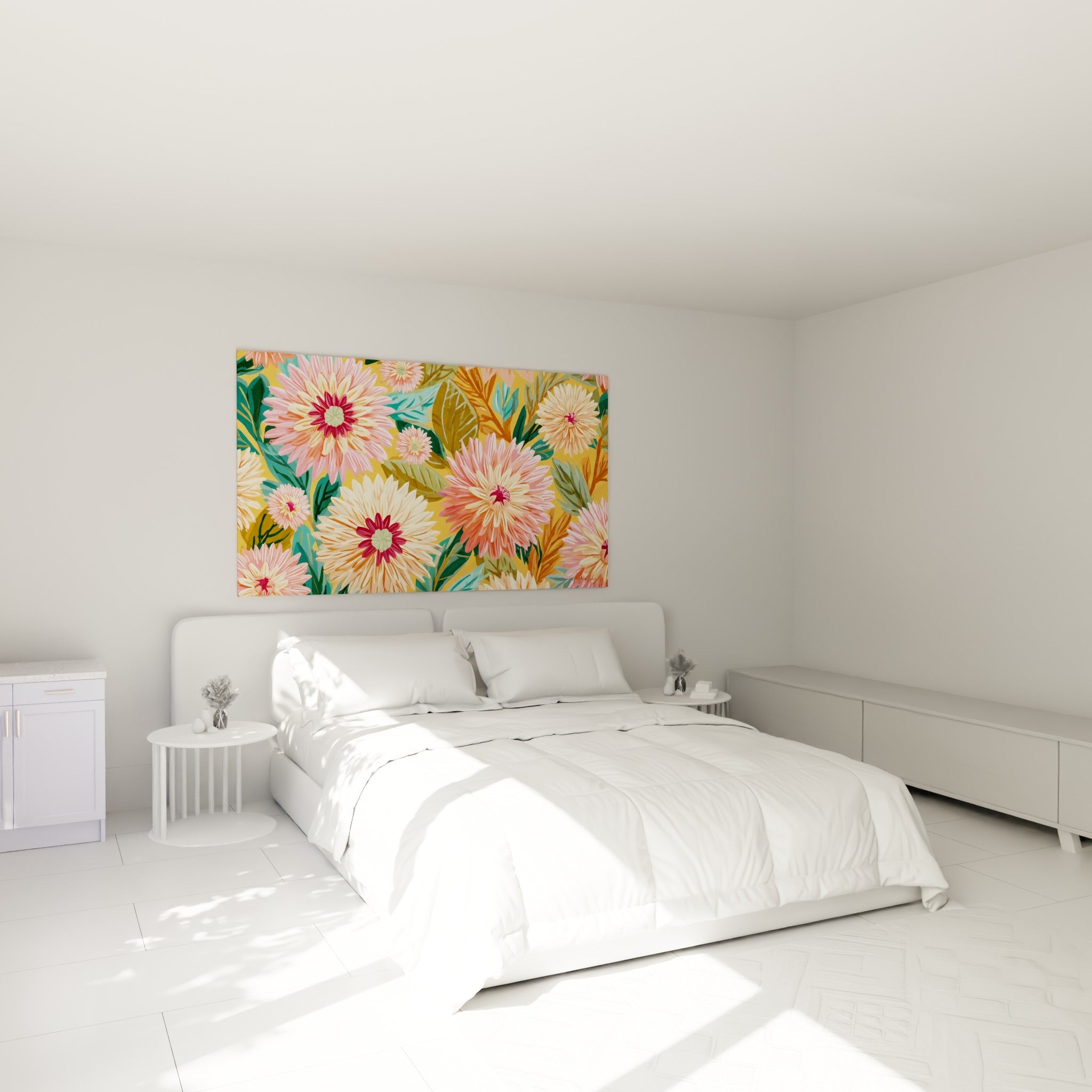 Dahlias corail et rose poudré aux cœurs pourpres, accrochés au-dessus d'un lit dans une chambre claire
