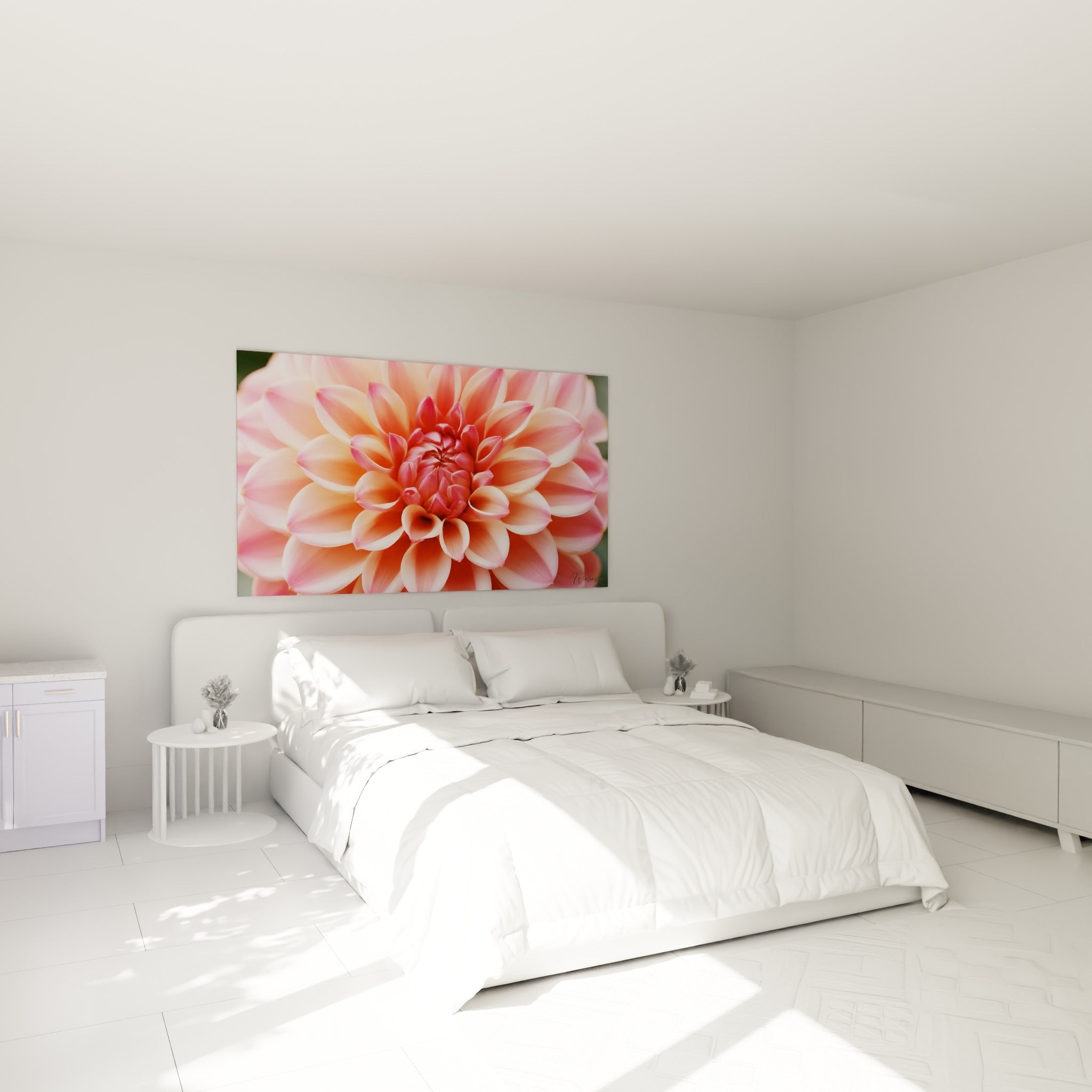Fleur de dahlia corail et rose pâle accrochée au-dessus d'un lit dans une chambre claire