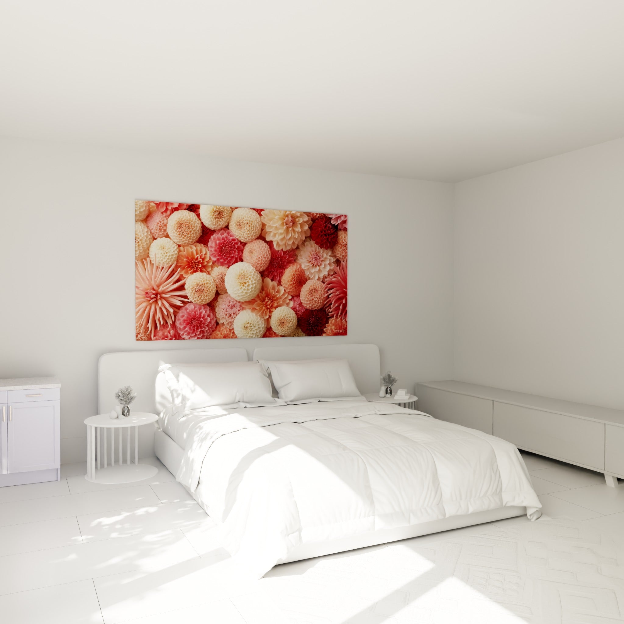 Bouquet de dahlias crème et roses en gros plan, accroché au-dessus d'un lit dans une chambre claire