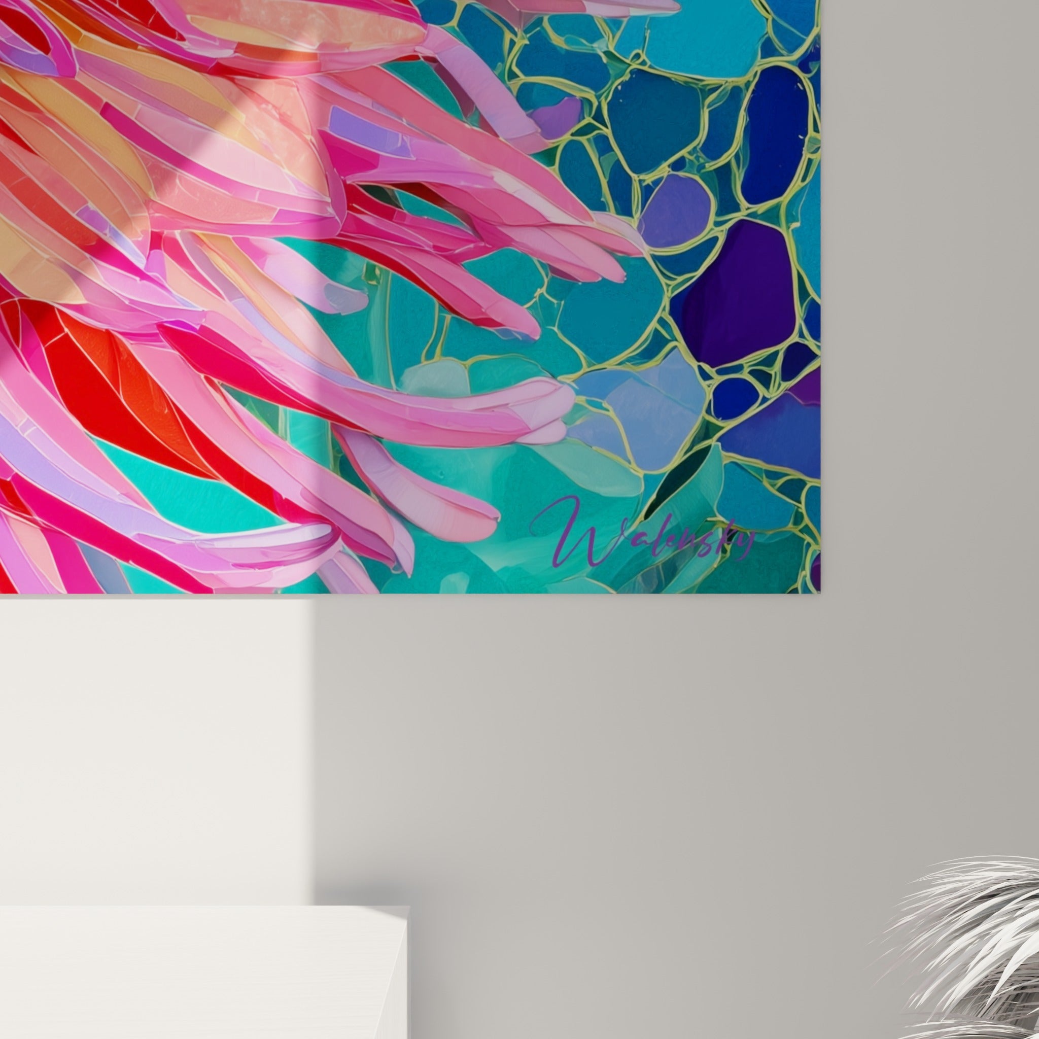 Détail des cellules dorées et des teintes turquoise, corail et pourpre entrelacées sur la toile du dahlia