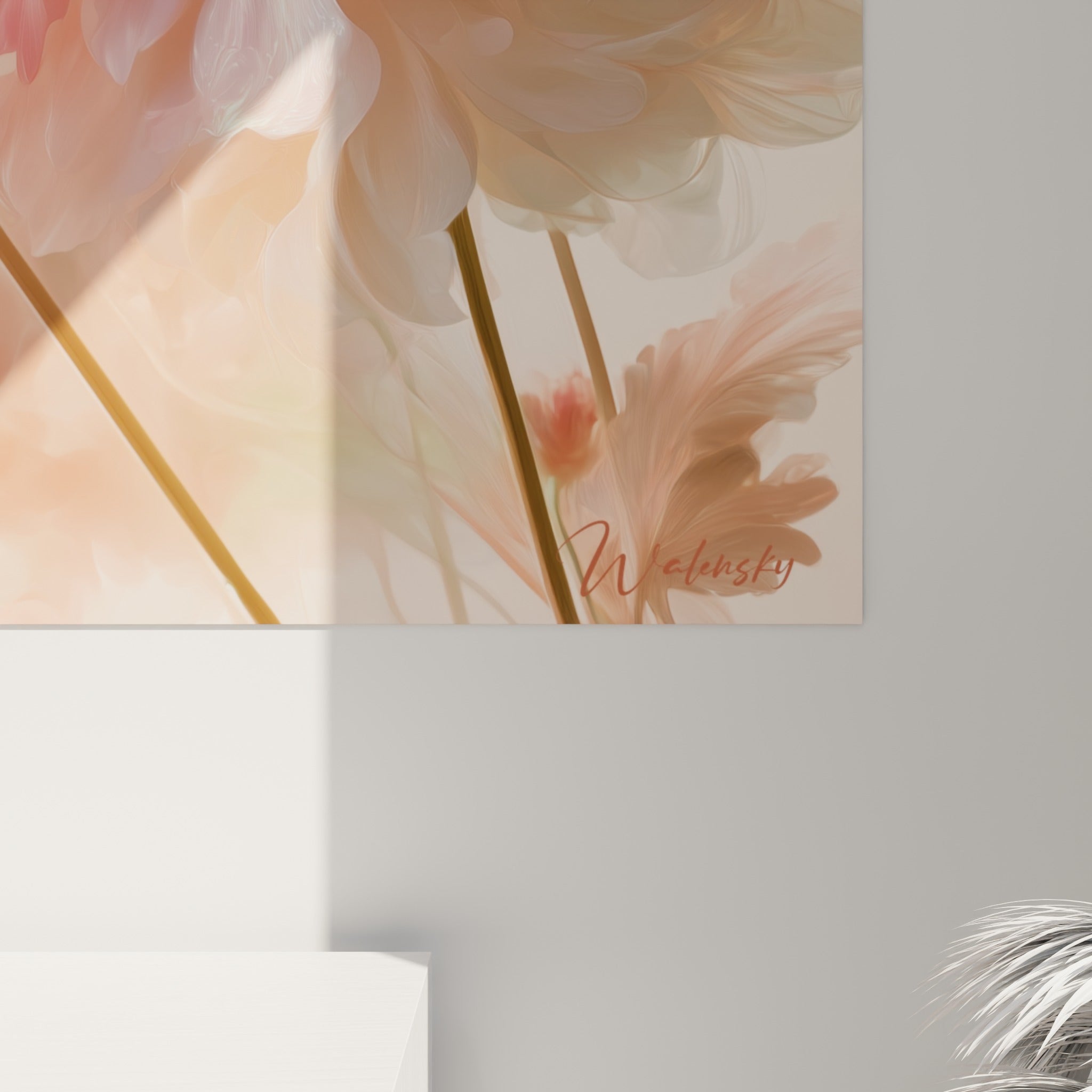 Détail des pétales de dahlia où le rose corail et le crème se fondent en touches vaporeuses et lumineuses