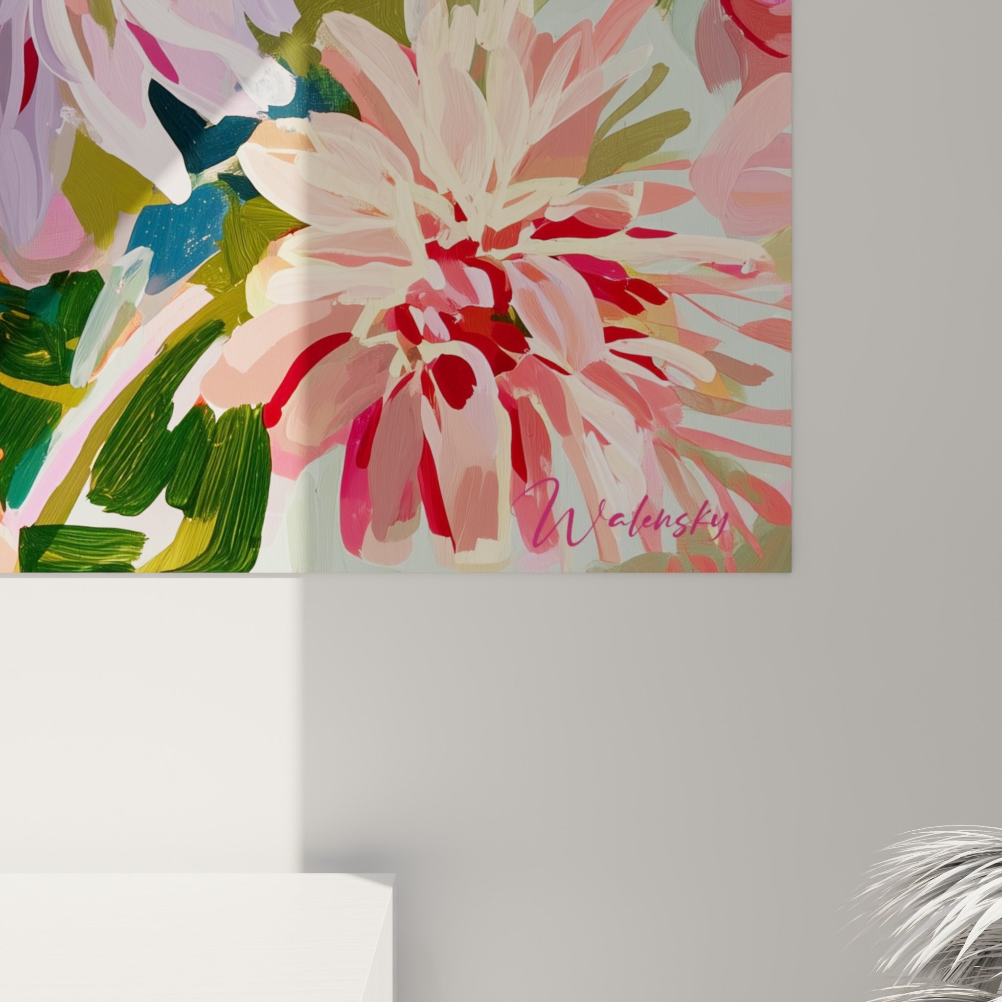 Détail des pétales de dahlia rose et violet, empâtements épais et coulures de peinture visibles