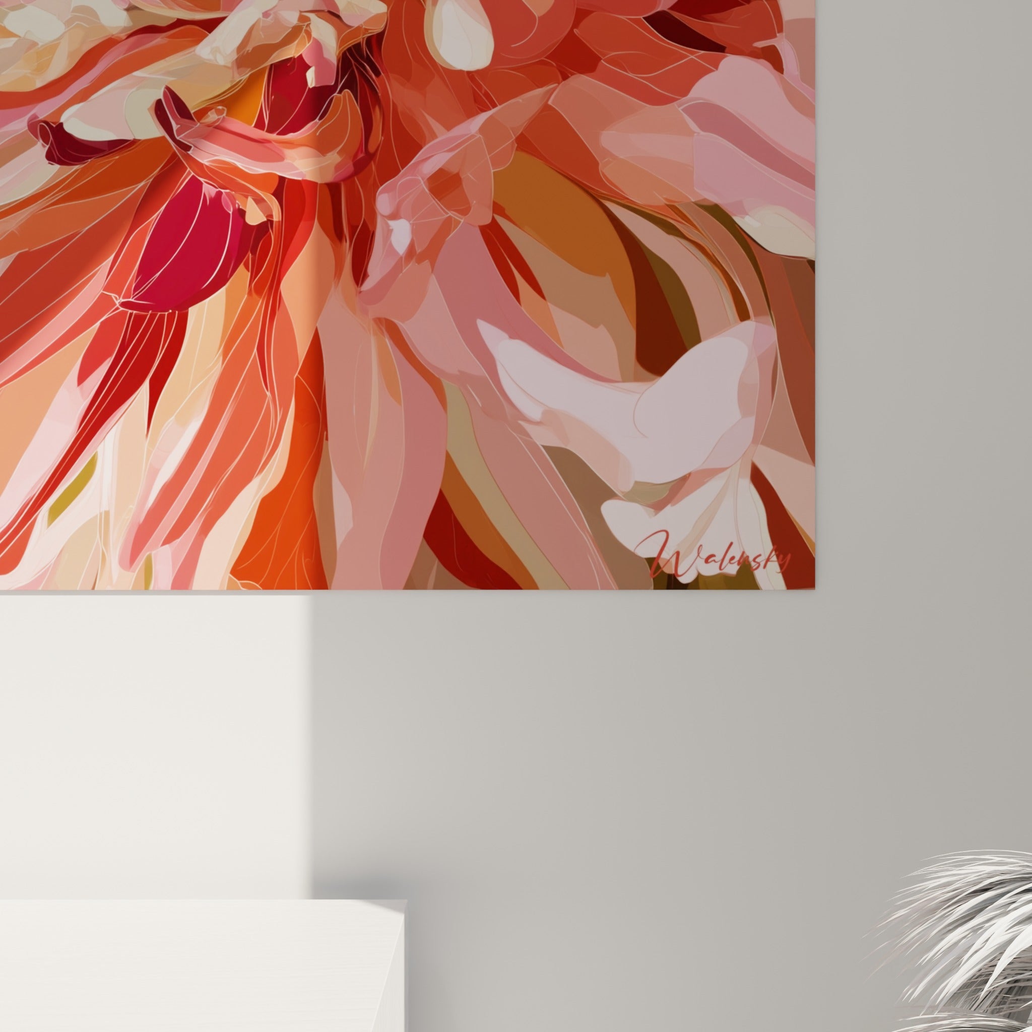 Détail des pétales du dahlia où corail et bordeaux se fondent en aplats graphiques nets
