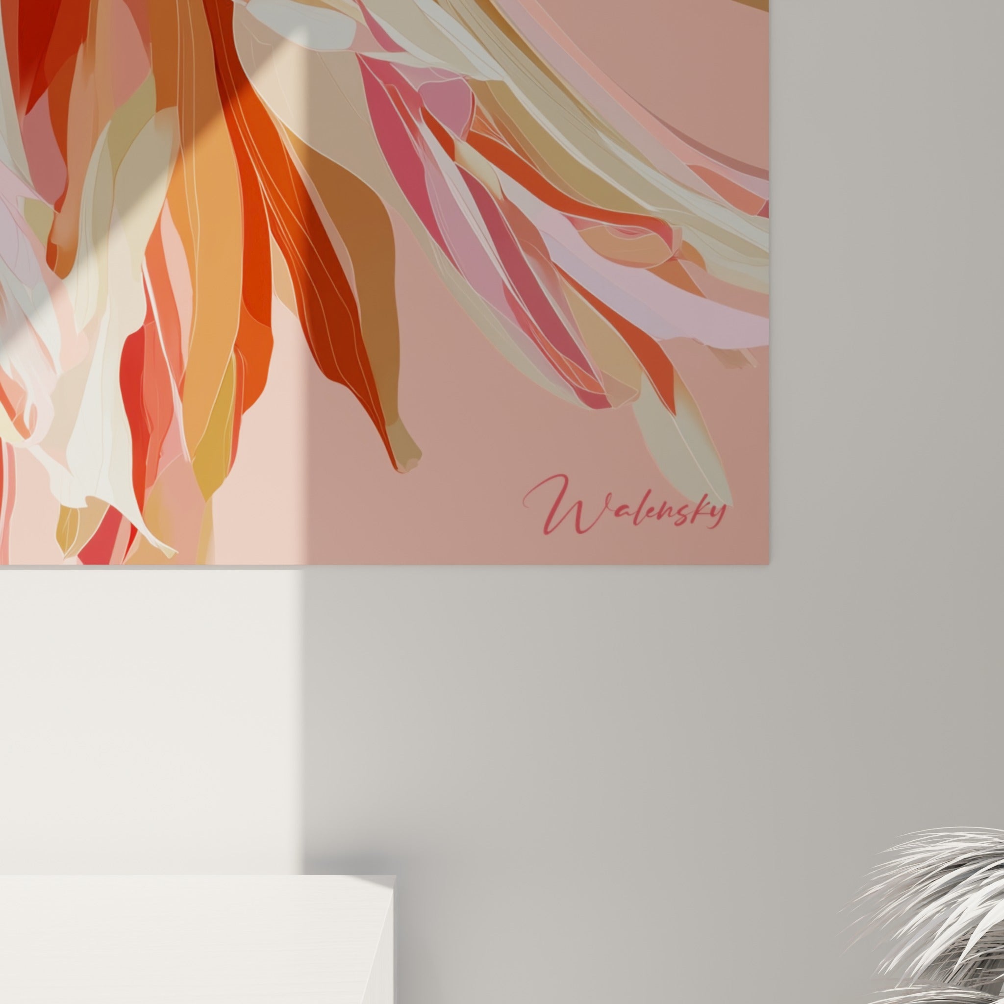 Détail des pétales corail et roses du dahlia, matière fluide et dégradés visibles de près