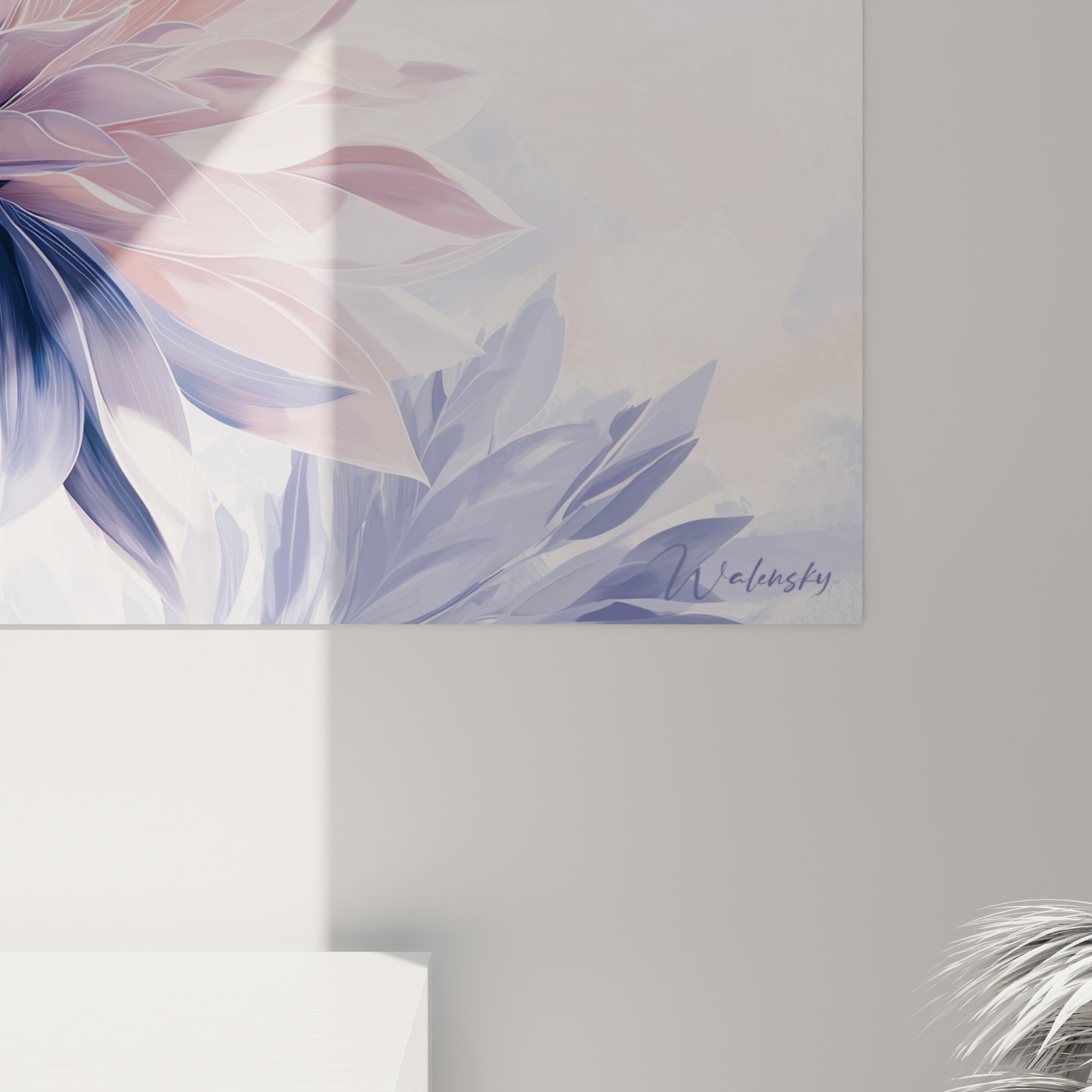 Détail des pétales veloutés du dahlia mêlant bleu marine, rose poudré et lavande estompée