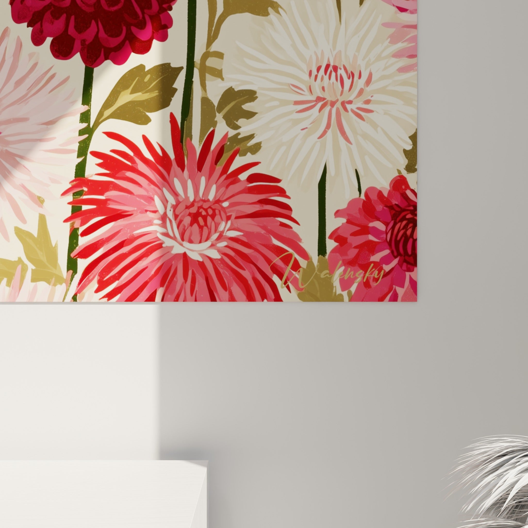 Détail des pétales fins de dahlia rose et rouge, textures peintes et cœurs floraux contrastés