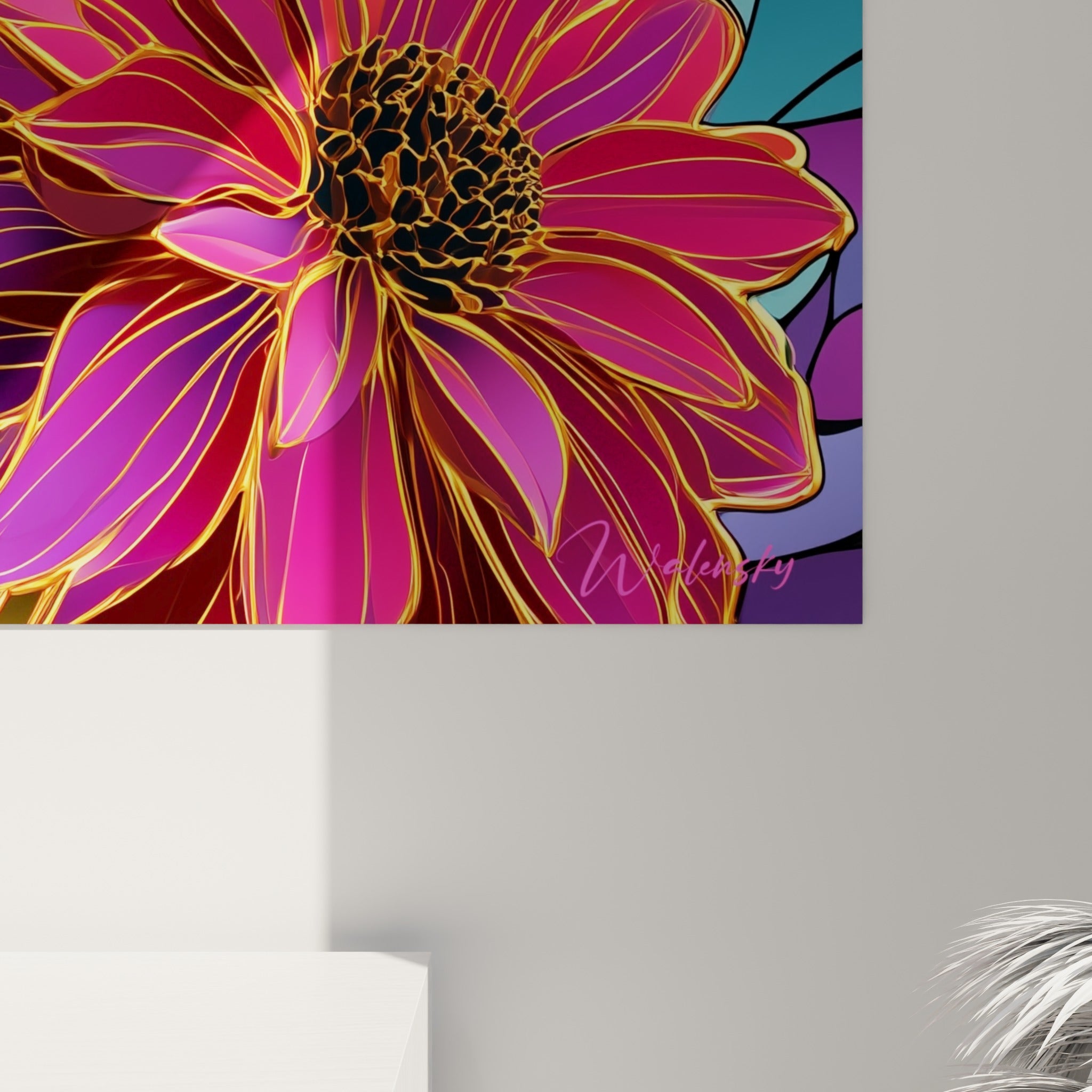 Détail des contours dorés et des teintes turquoise et violette du vitrail floral en gros plan