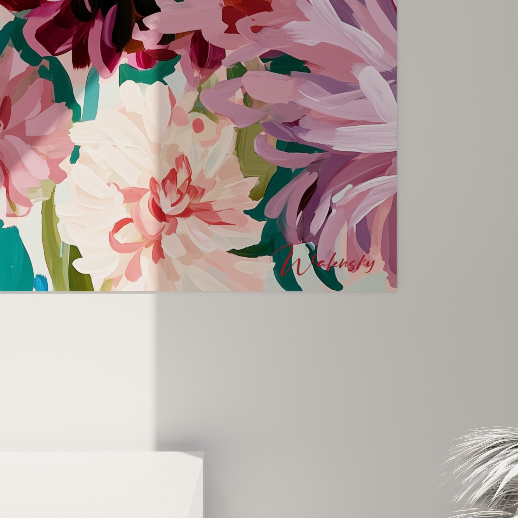 Empâtements de peinture rose fuchsia et bordeaux visibles sur les pétales denses d'un dahlia