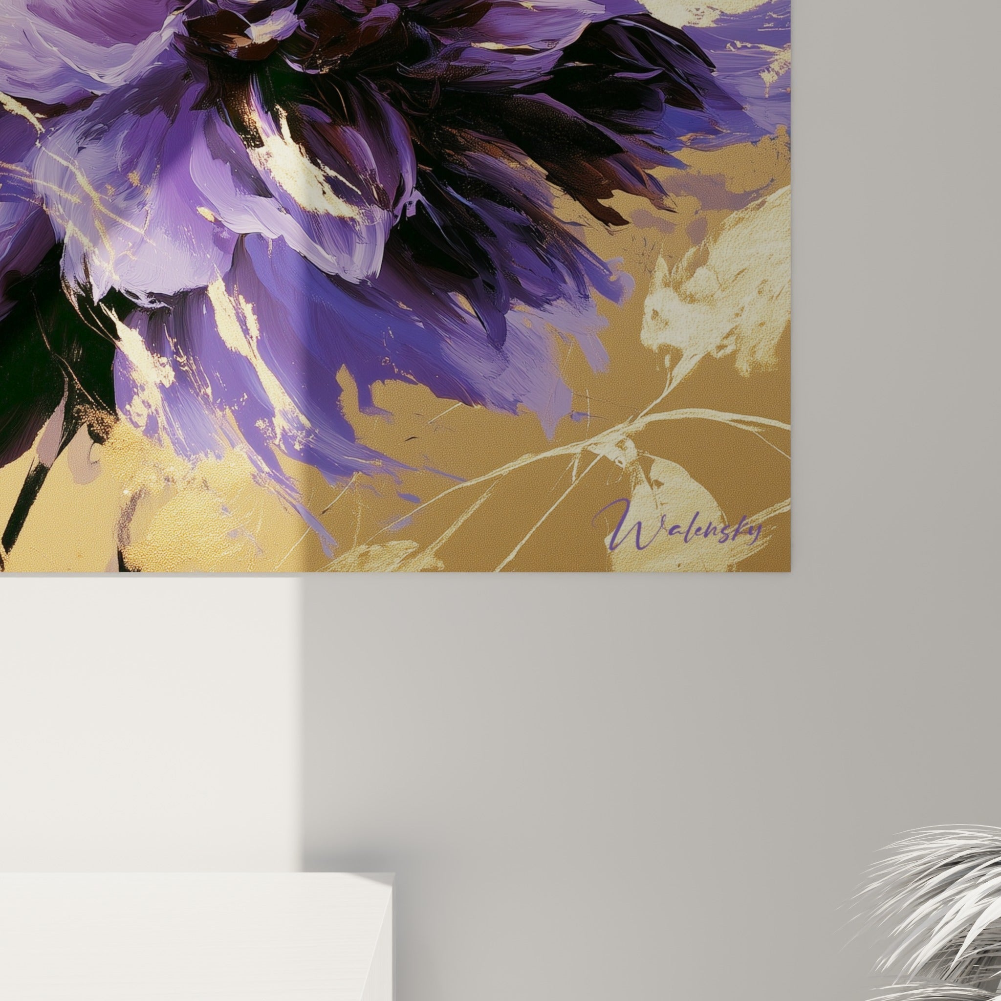 Empâtements violets et touches d'or se mêlent en gros plan sur la toile du dahlia