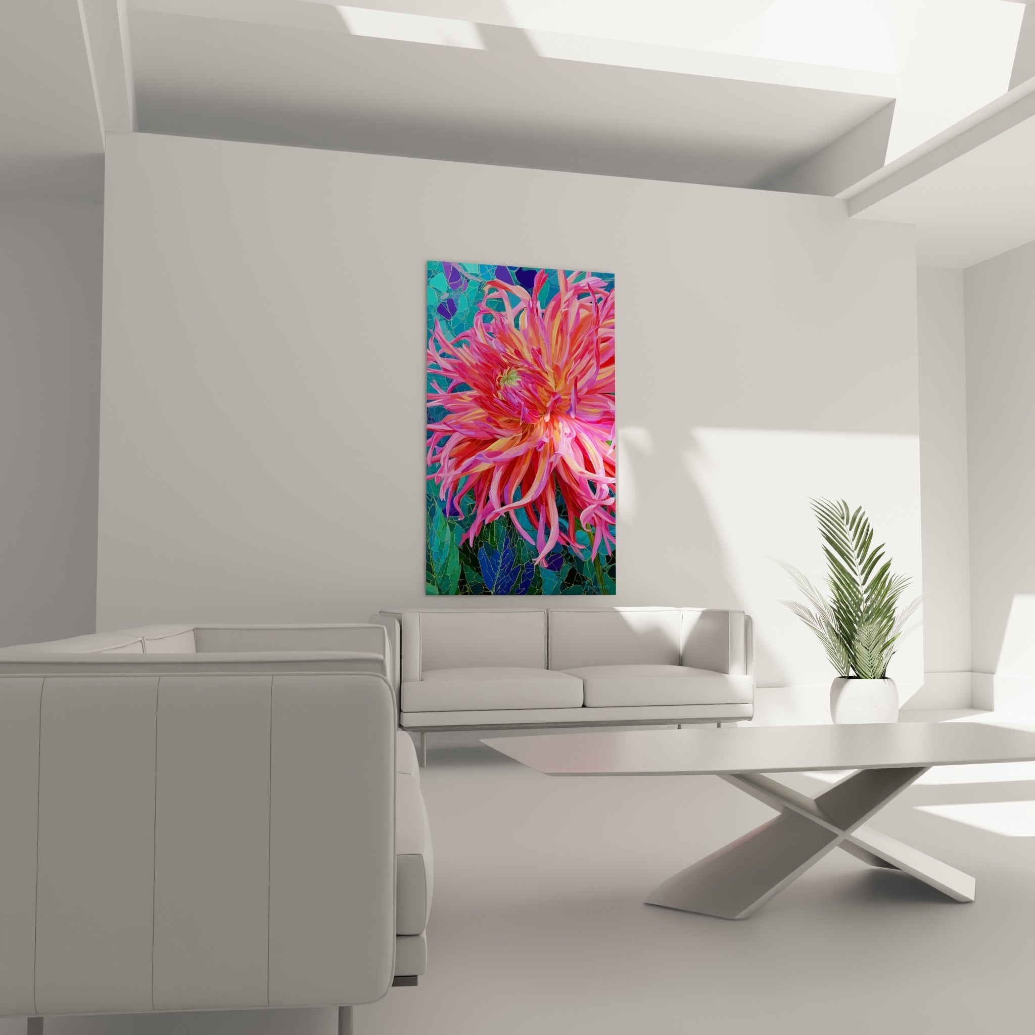 Fleur de dahlia corail et rose vif sur fond bleu émeraude, au-dessus d'un canapé dans un salon lumineux