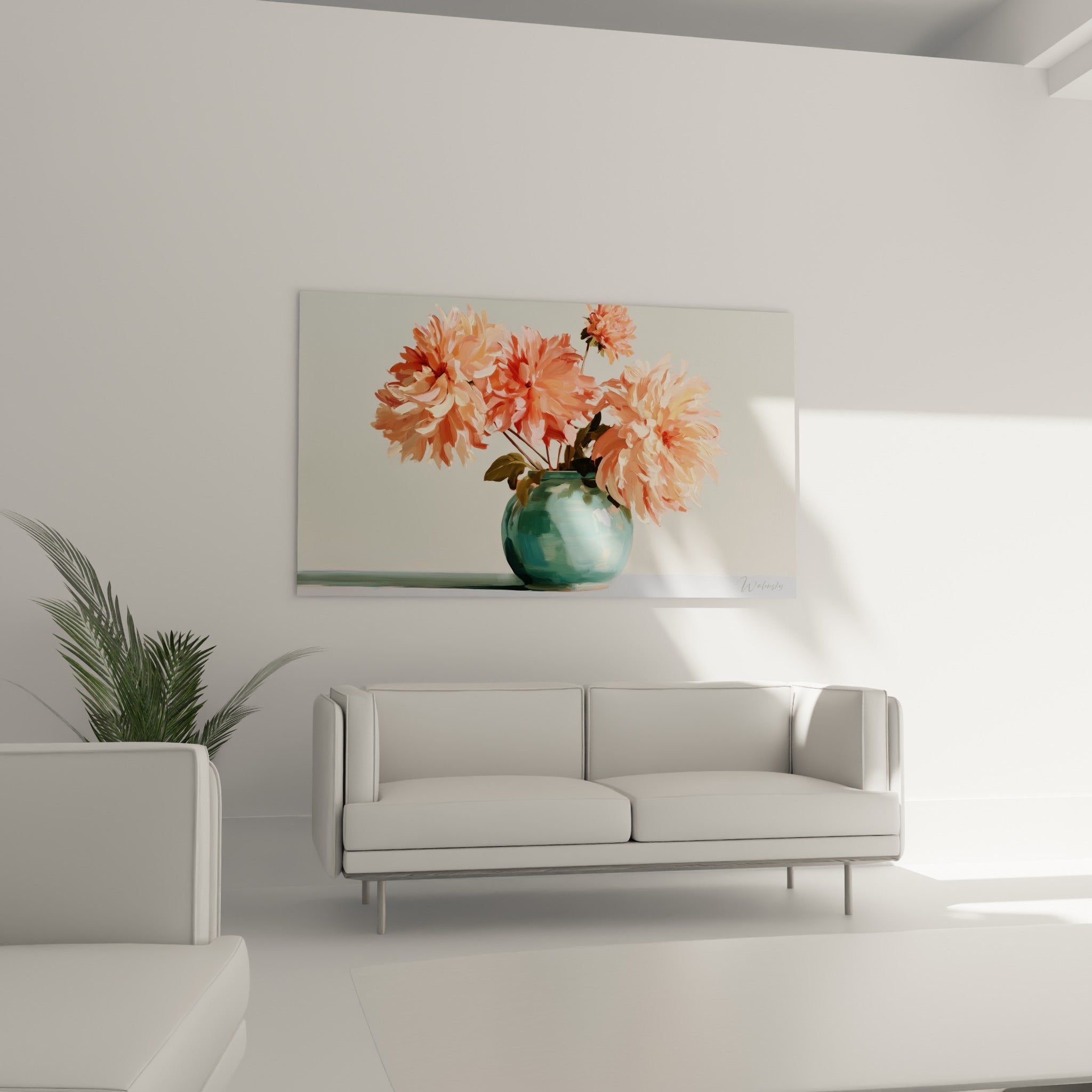 Fleurs de dahlia corail dans un vase turquoise accrochées au-dessus d'un canapé dans un salon lumineux