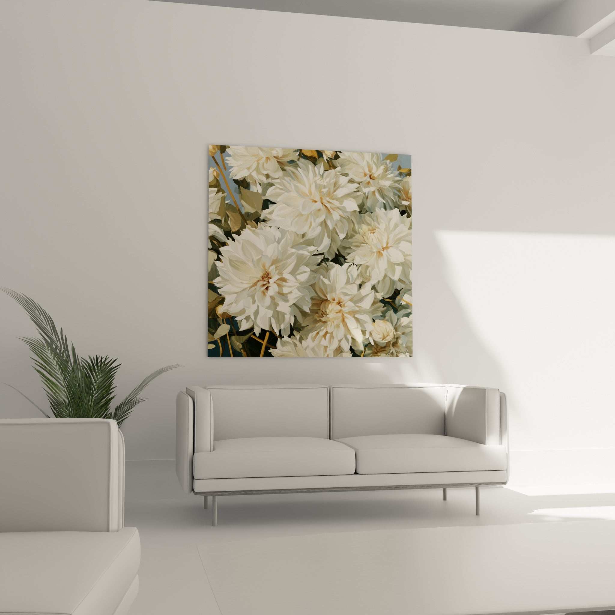 Fleurs de dahlias crème et dorées disposées au-dessus d'un canapé dans un salon lumineux