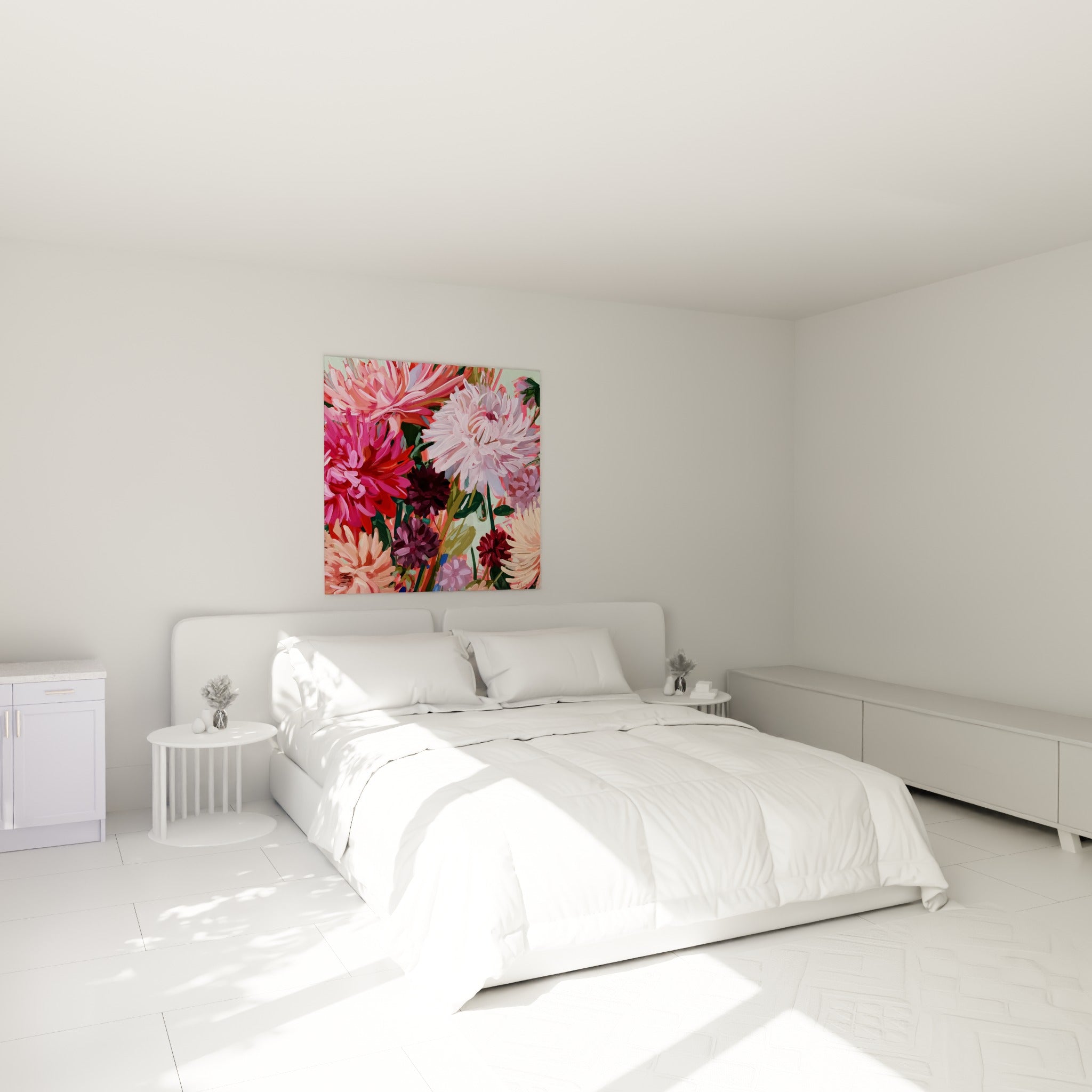 Bouquet de dahlias fuchsia et bordeaux au-dessus d'un lit dans une chambre claire