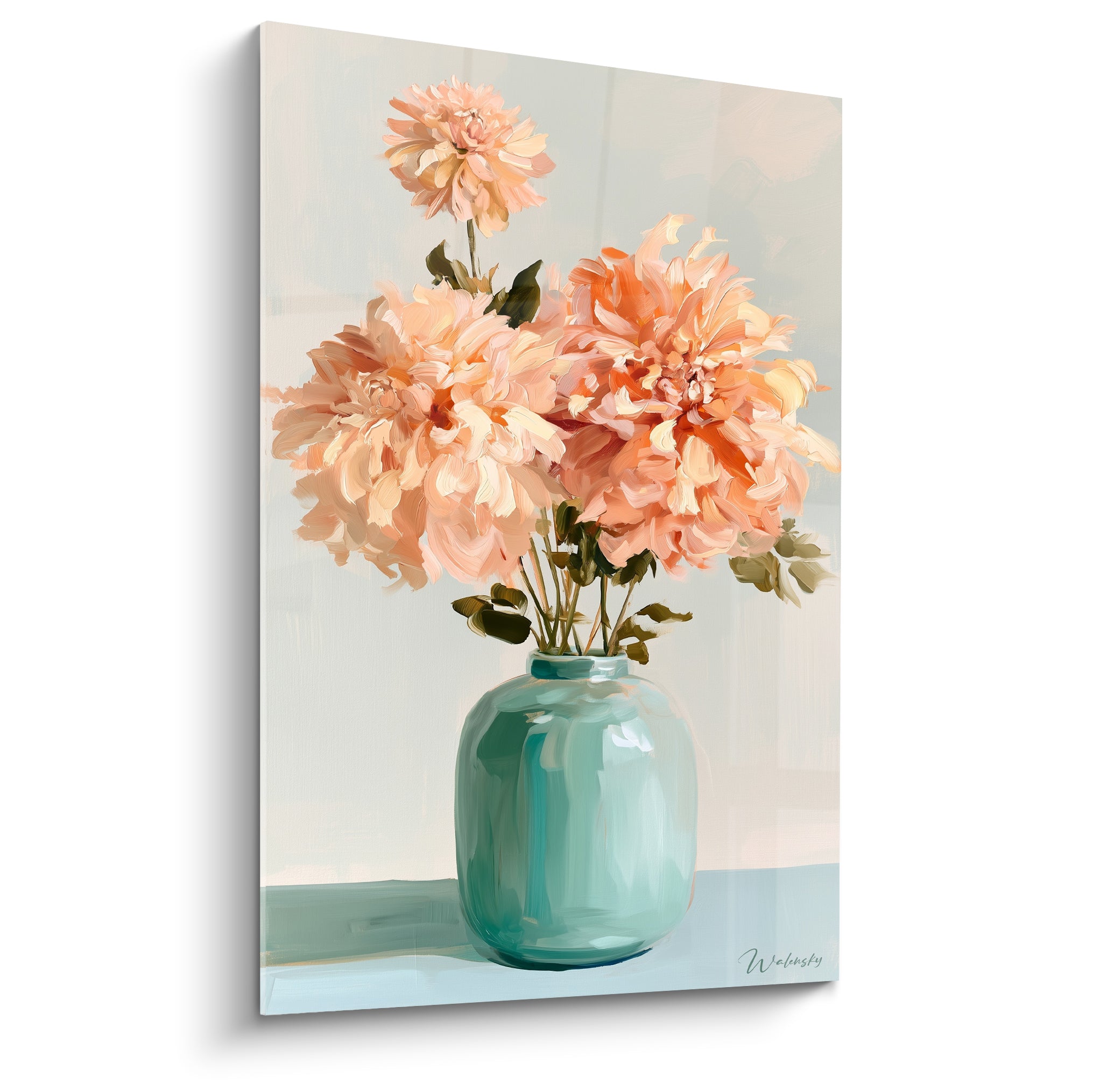 Dahlias pêche et corail peints dans un vase turquoise translucide, fond gris perle lumineux