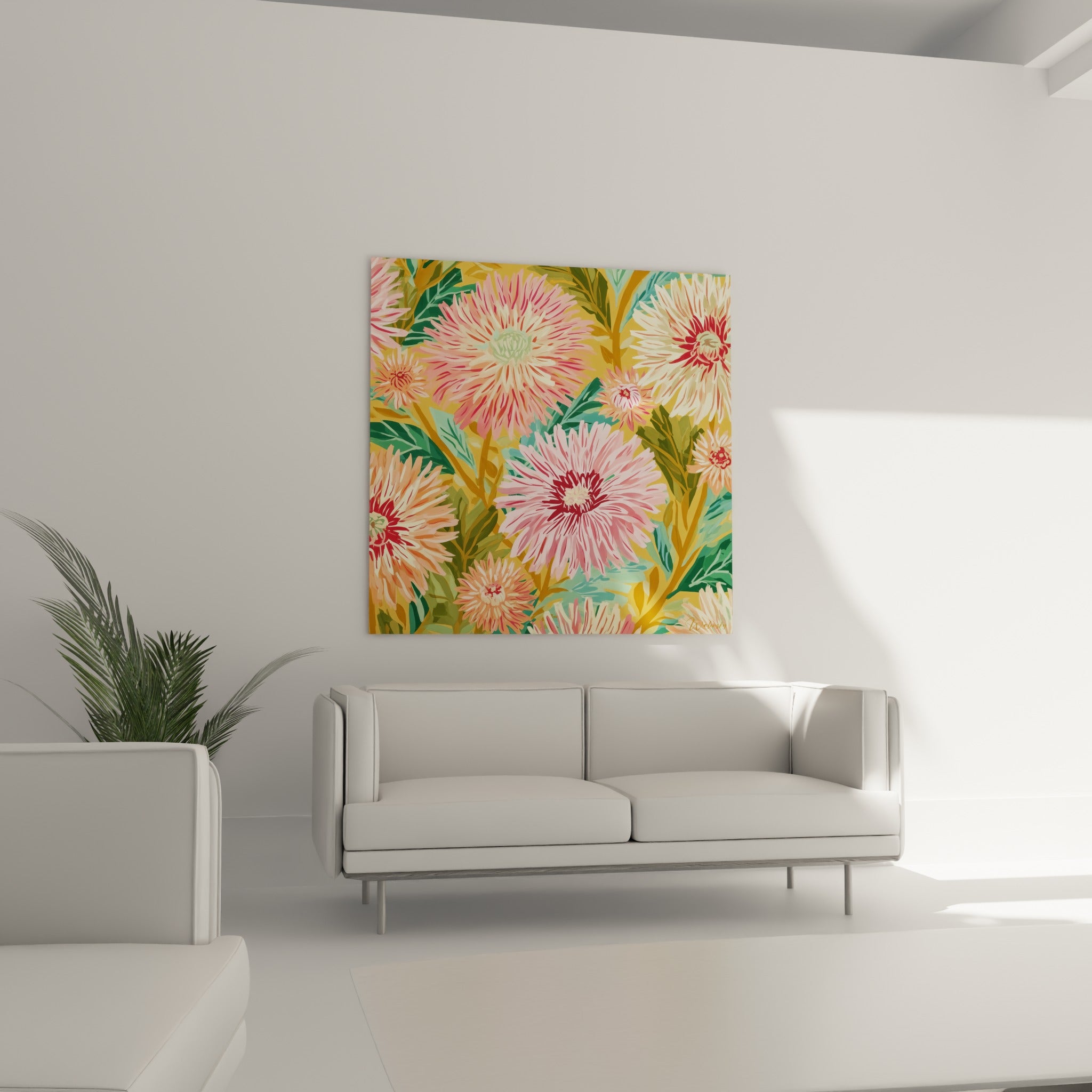 Fleurs de dahlia pêche et rose sur fond doré, disposées au-dessus d'un canapé dans un salon lumineux
