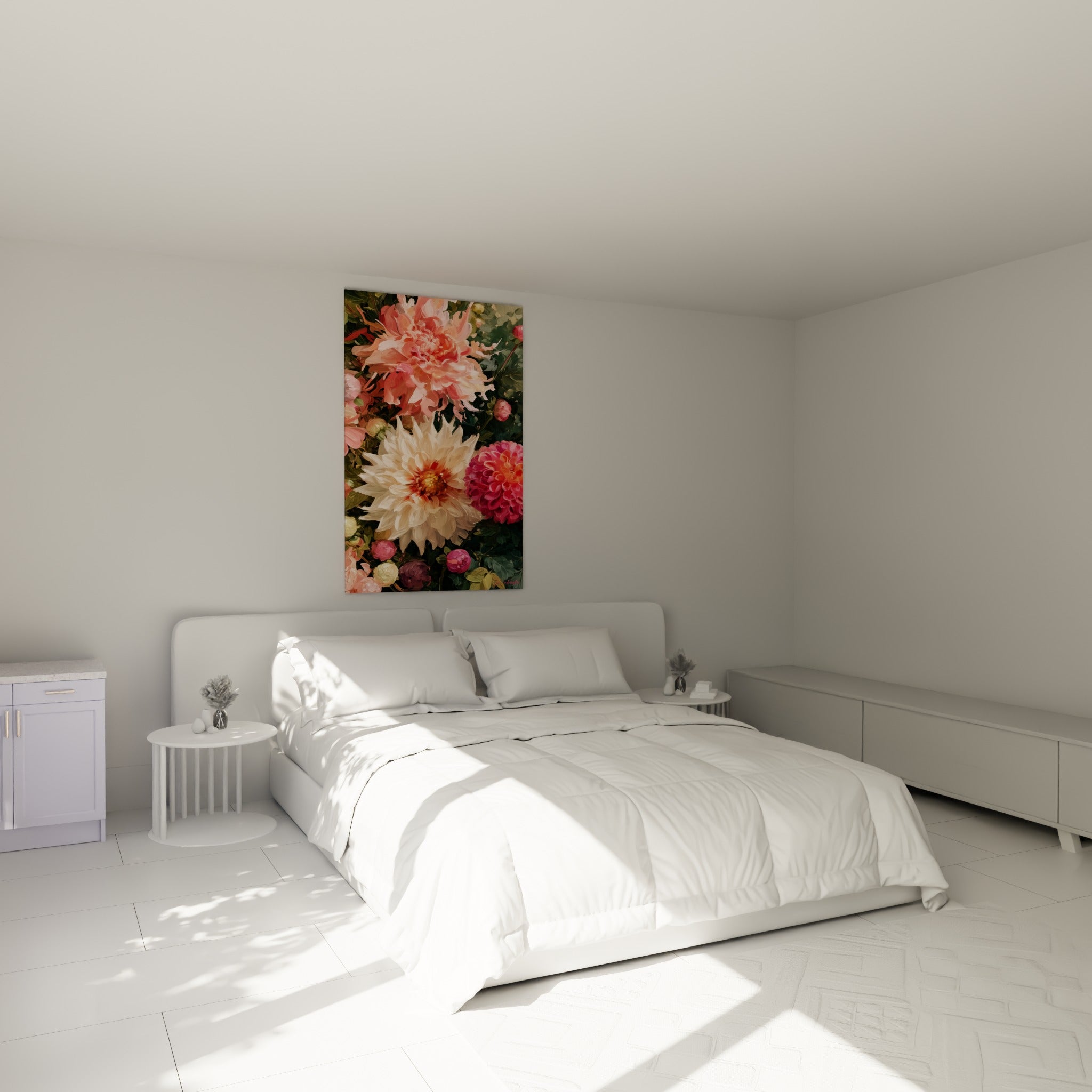 Bouquet de dahlias roses saumon et blanc crème accroché au-dessus d'un lit dans une chambre claire