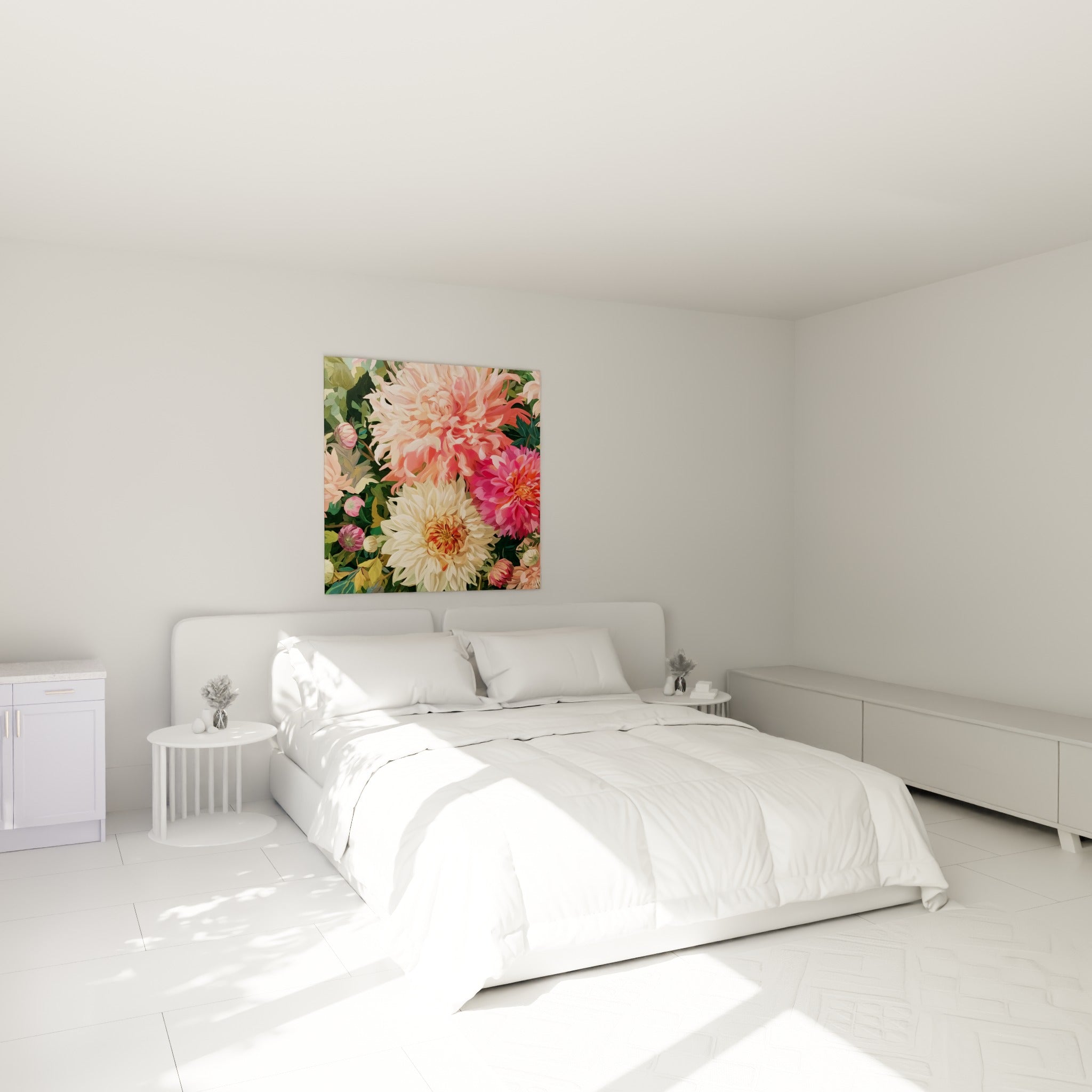 Dahlia fuchsia et ivoire aux pétales chatoyants, accroché au-dessus d'un lit dans une chambre claire