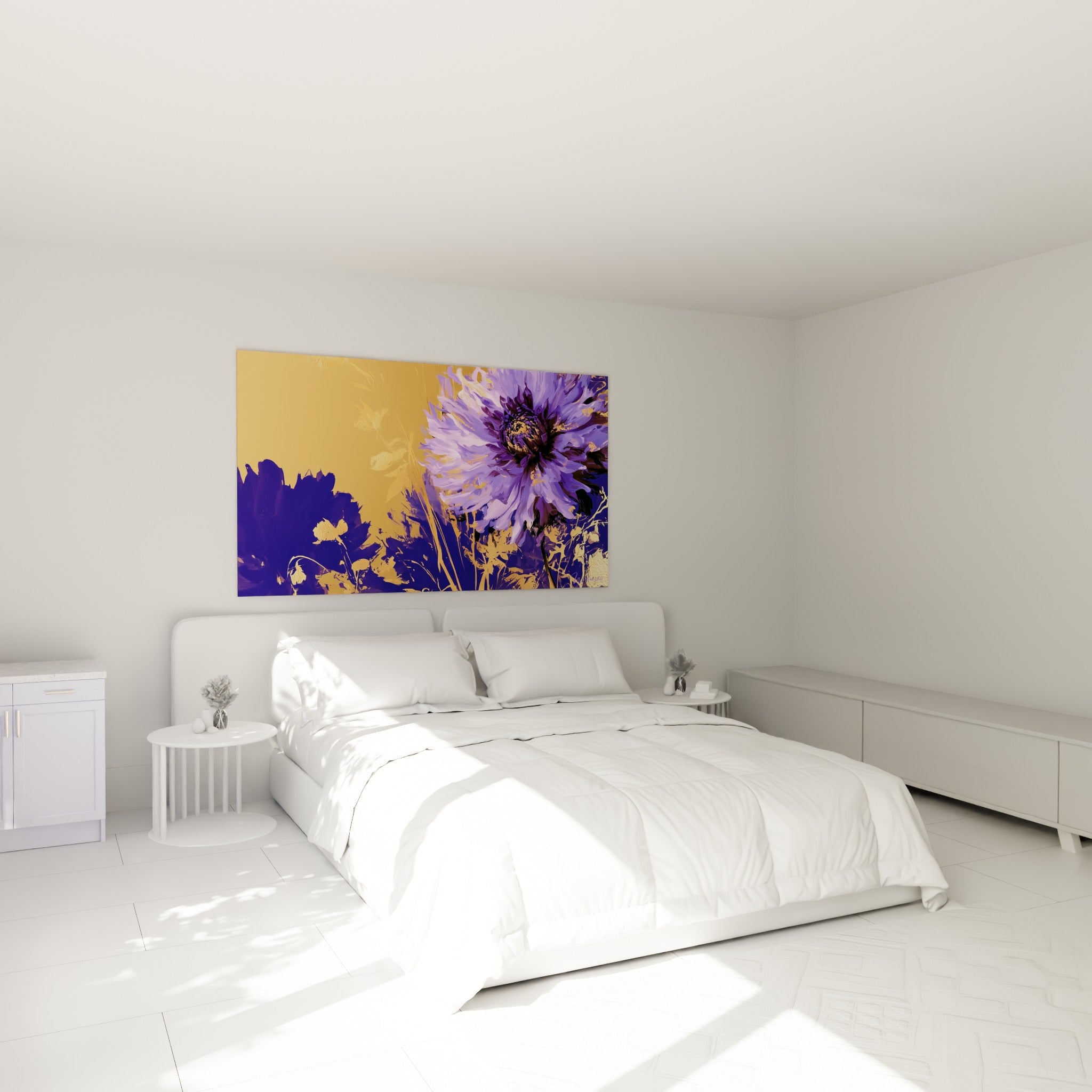 Fleur dahlia violette et dorée déployée, accrochée au-dessus d'un lit dans une chambre claire