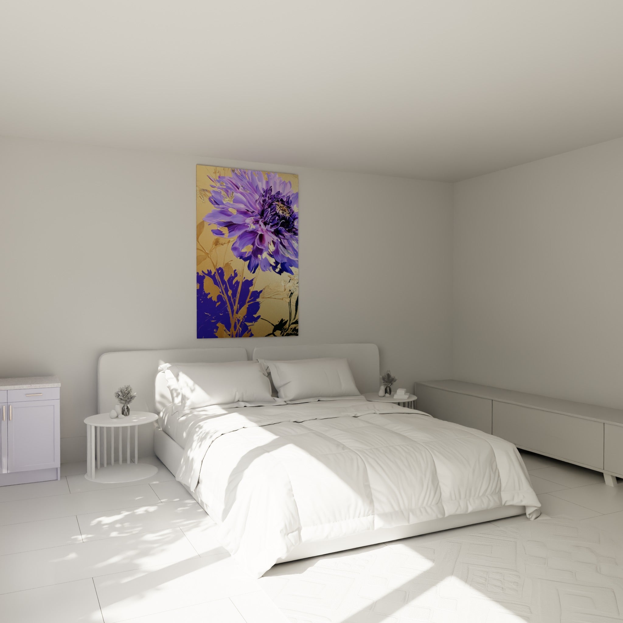 Fleur dahlia violette et dorée déployée en pleine floraison, accrochée au-dessus d'un lit dans une chambre claire