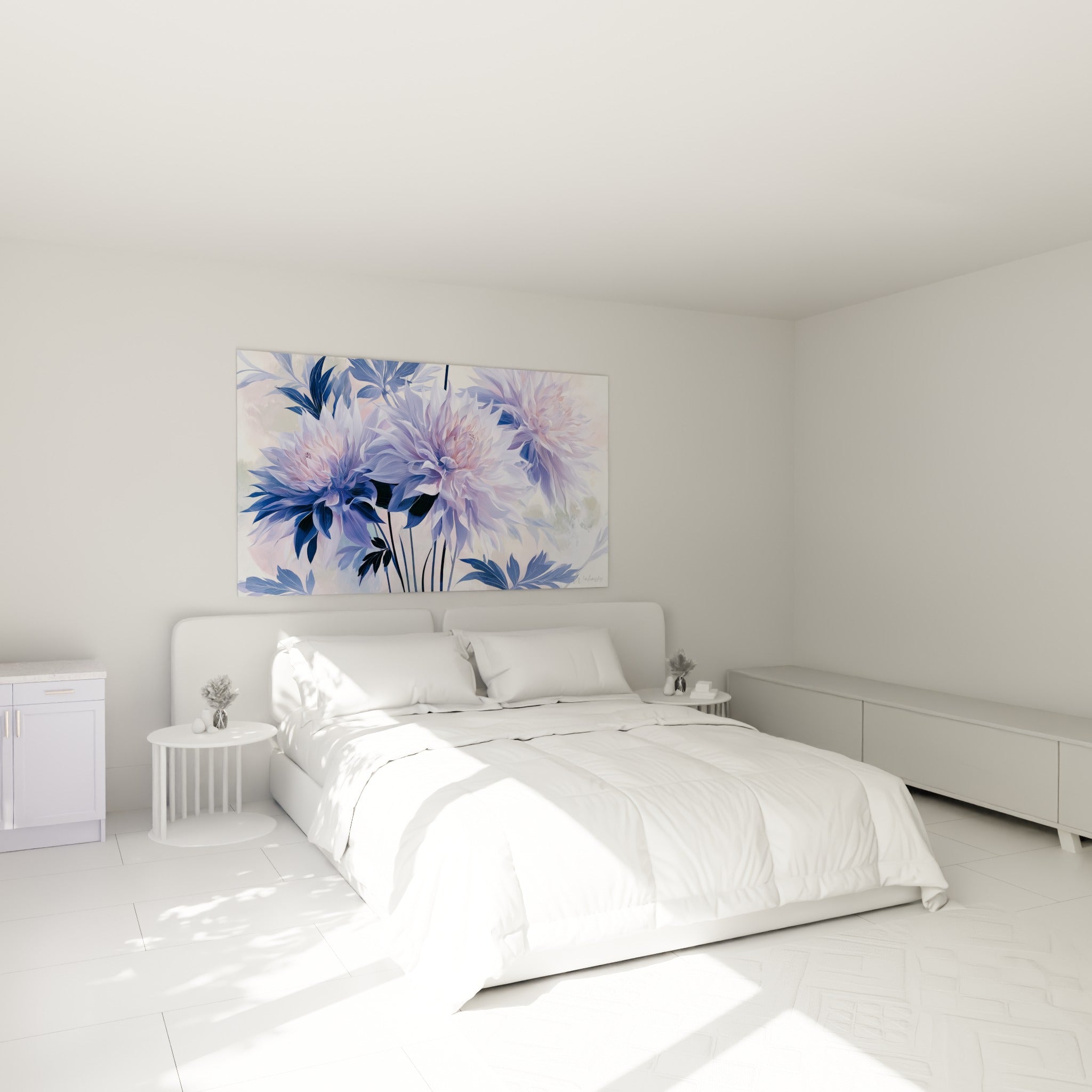 Fleurs de dahlia lavande et rose poudré au-dessus d'un lit dans une chambre claire et sereine