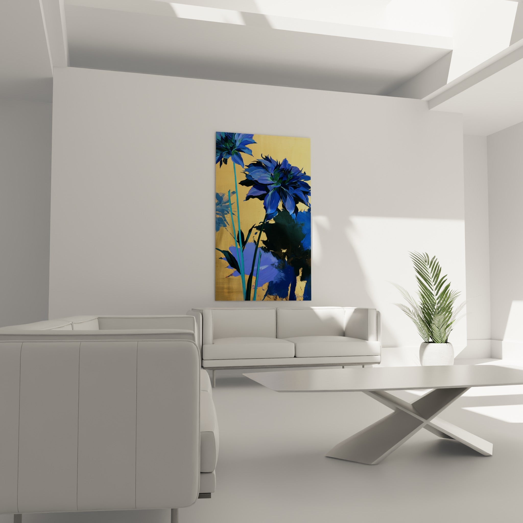 Dahlias bleu lavande et doré aux empâtements marqués, disposés au-dessus d'un canapé dans un salon lumineux