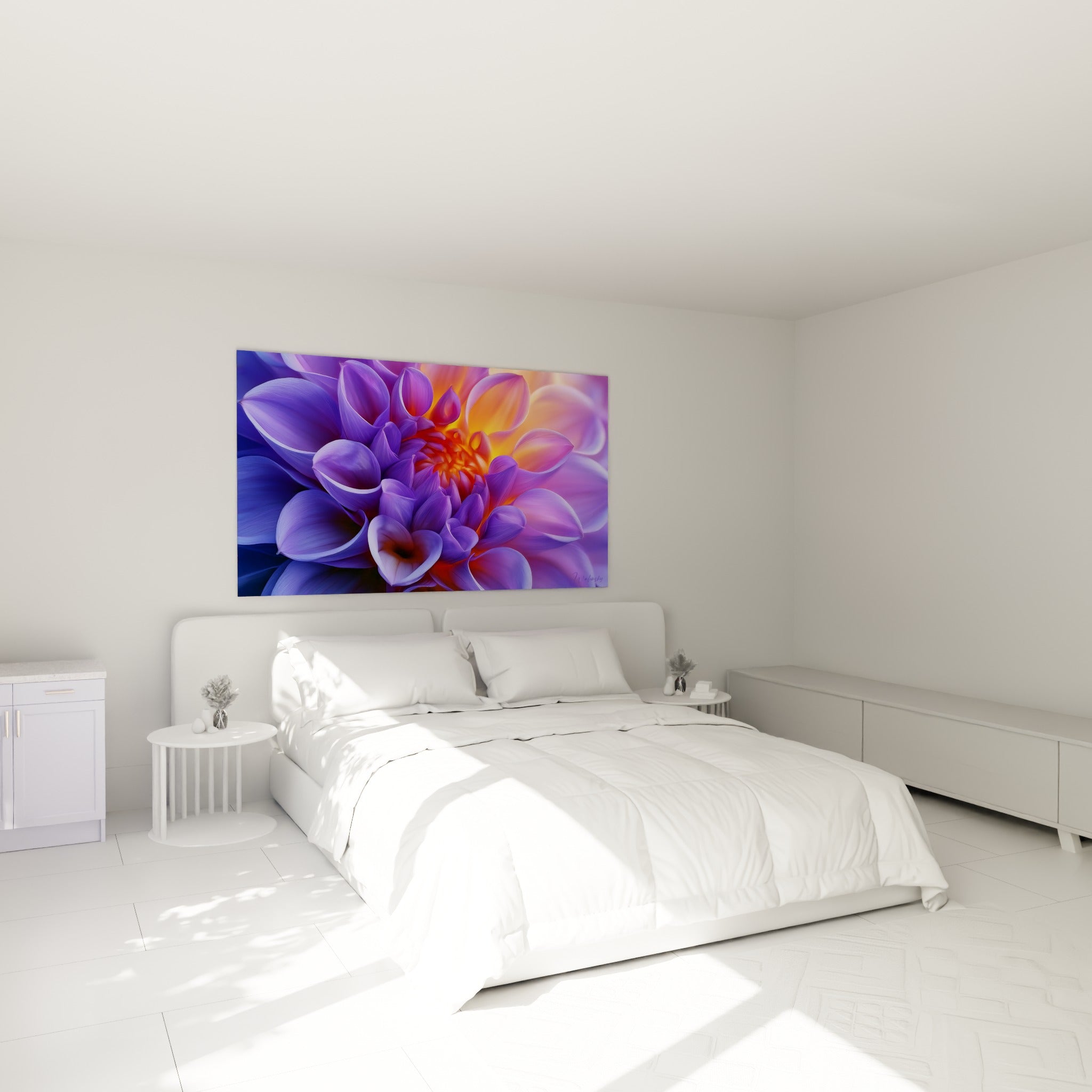 Pétales violets et cœur orangé du dahlia au-dessus d'un lit dans une chambre claire