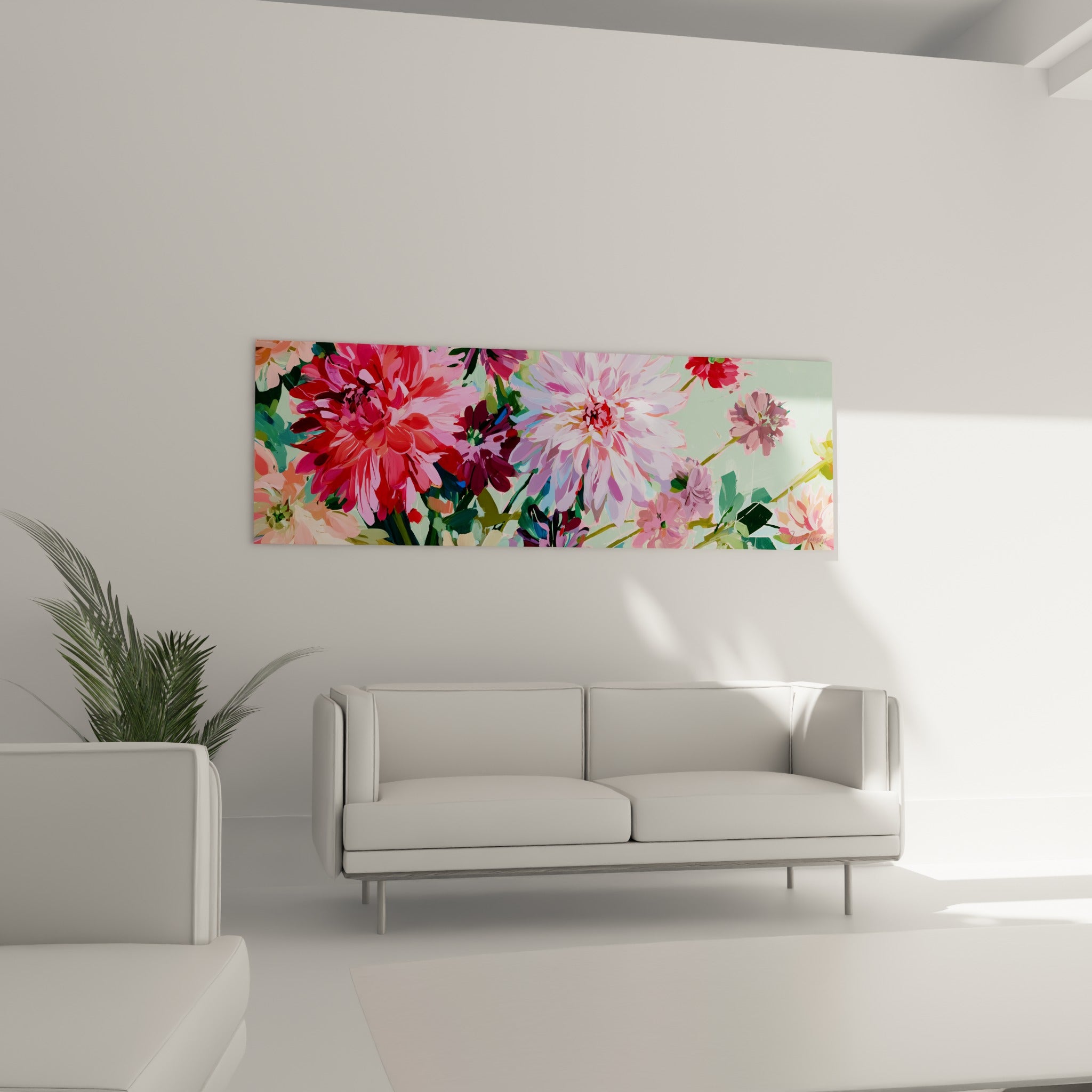 Fleurs de dahlia corail et mauve disposées au-dessus d'un canapé dans un salon lumineux