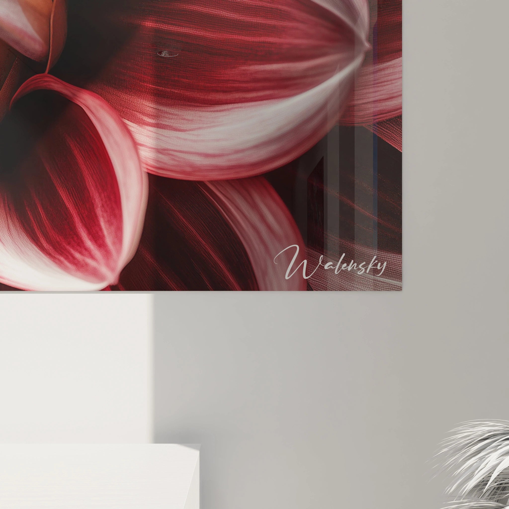 Un tableau Dahlia nature illustrant une fleur en macro, aux teintes rouges et blanches, avec des nuances orangĂ©es centrales, une texture fluide et des jeux dâombre soulignant le relief des pĂ©tales.