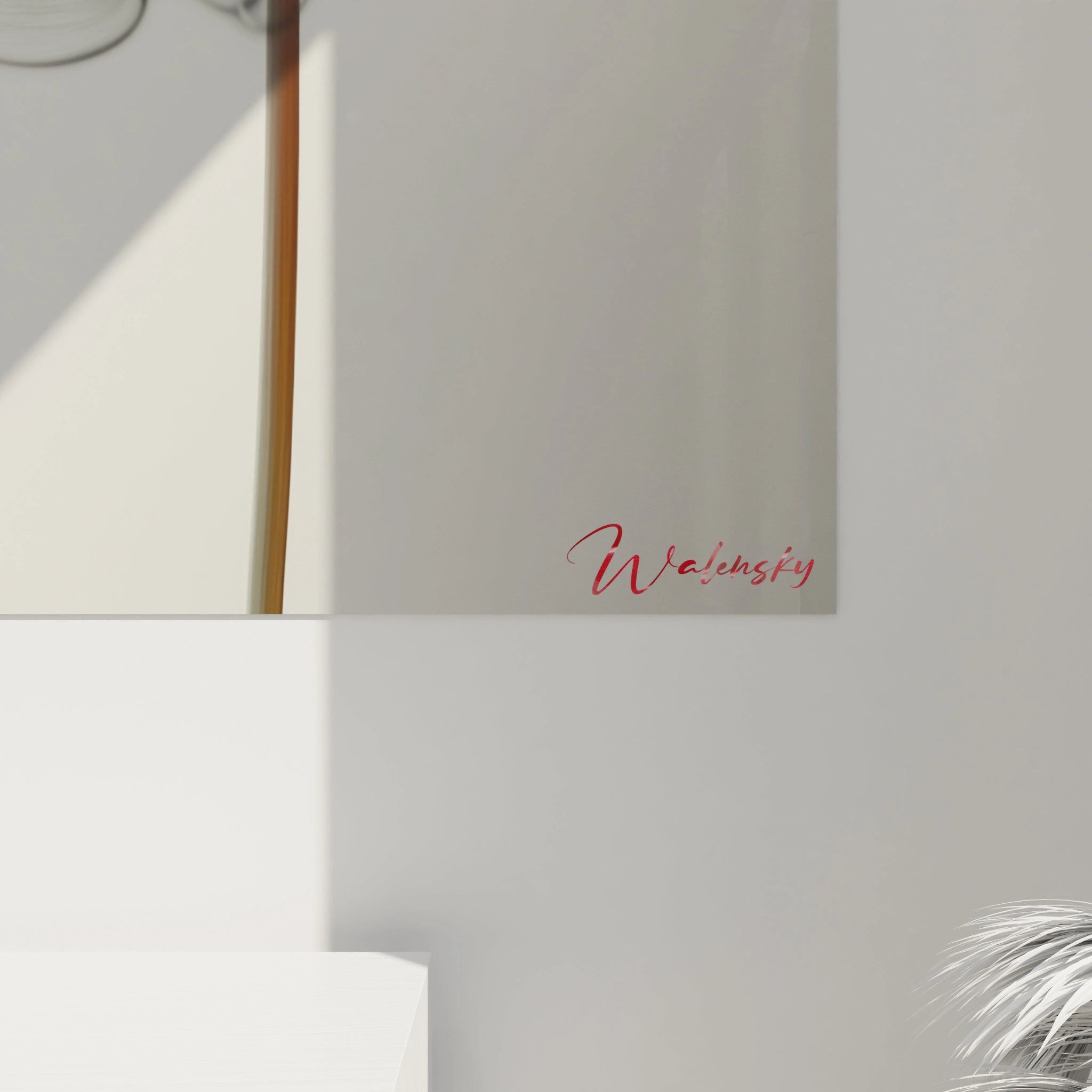 Un tableau Dahlia nature représentant une fleur en gros plan, aux pétales ondulés blancs et rouges, avec des contours nets, un effet de légÚreté et un arriÚre-plan minimaliste et épuré.