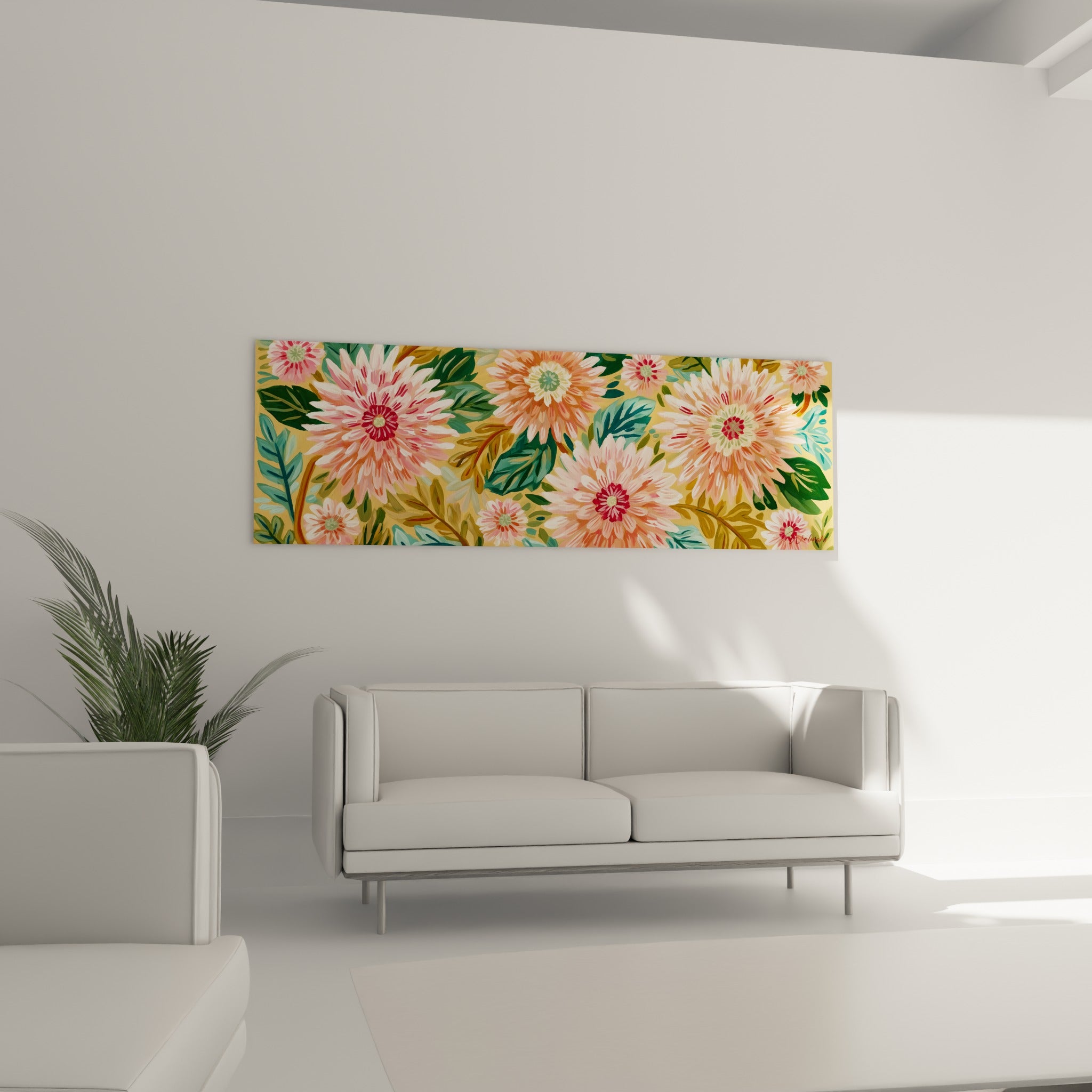 Fleurs de dahlia rose poudré et vert tendre disposées au-dessus d'un canapé dans un salon lumineux