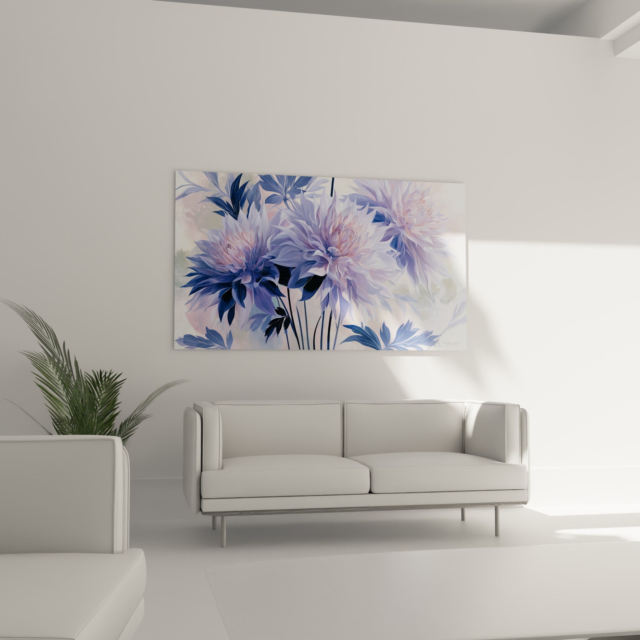 Bouquet de dahlias bleu marine et pastel au-dessus d'un canapé dans un salon lumineux