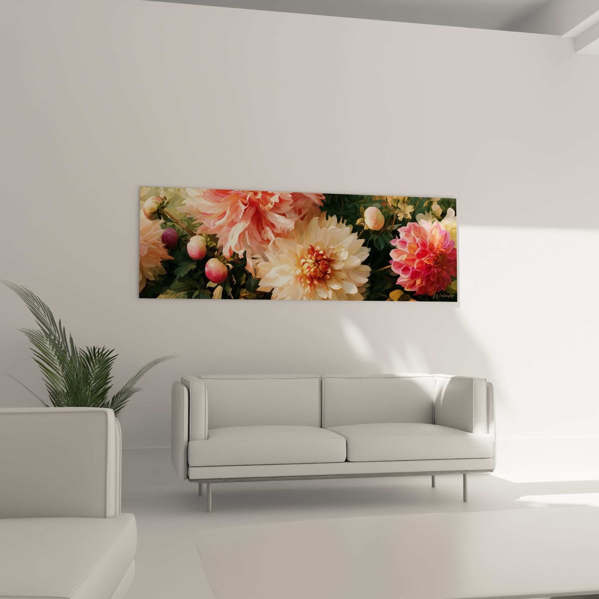 Bouquet de dahlias pêche et rose fuchsia, accroché au-dessus d'un canapé dans un salon lumineux