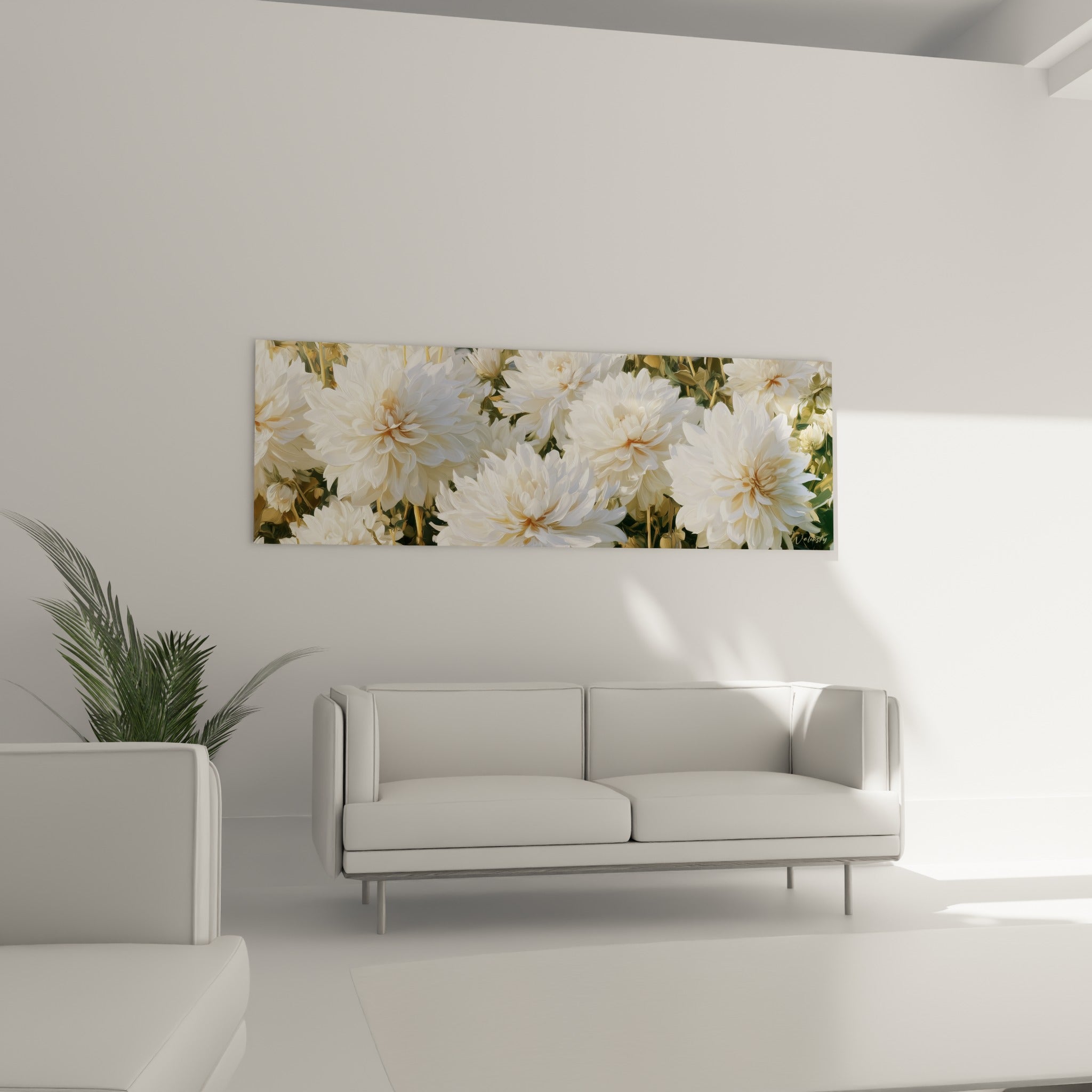 Fleurs de dahlia blanches et dorées disposées au-dessus d'un canapé dans un salon lumineux