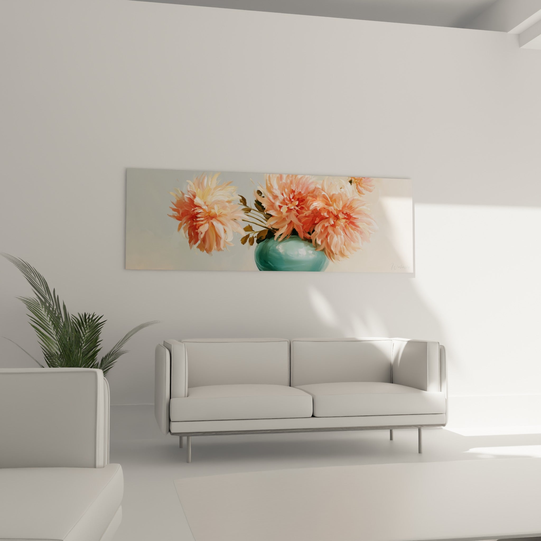 Fleurs de dahlia roses et feuillages verts émergeant d'un vase turquoise, au-dessus d'un canapé dans un salon lumineux