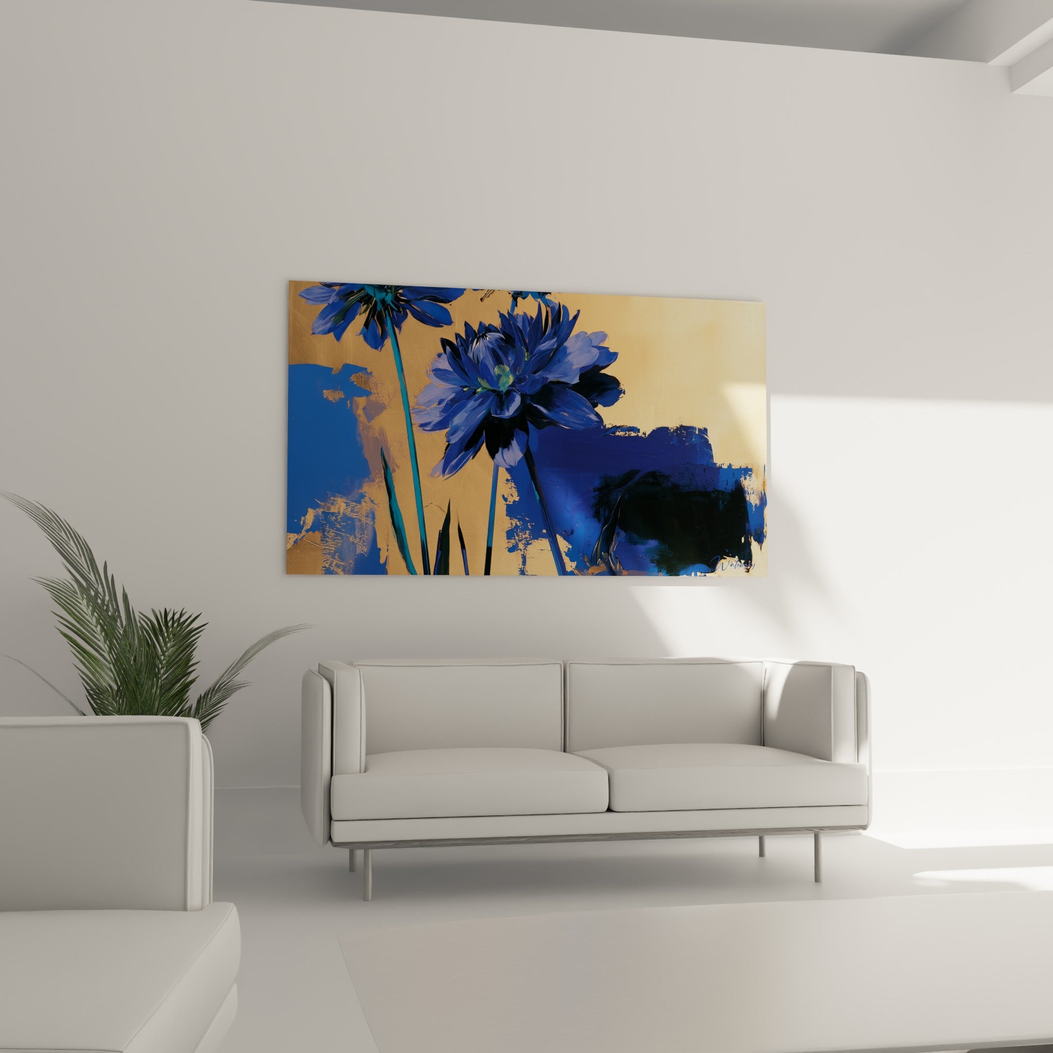 Composition florale dahlia turquoise et bleu marine sur fond or, au-dessus d'un canapé dans un salon lumineux