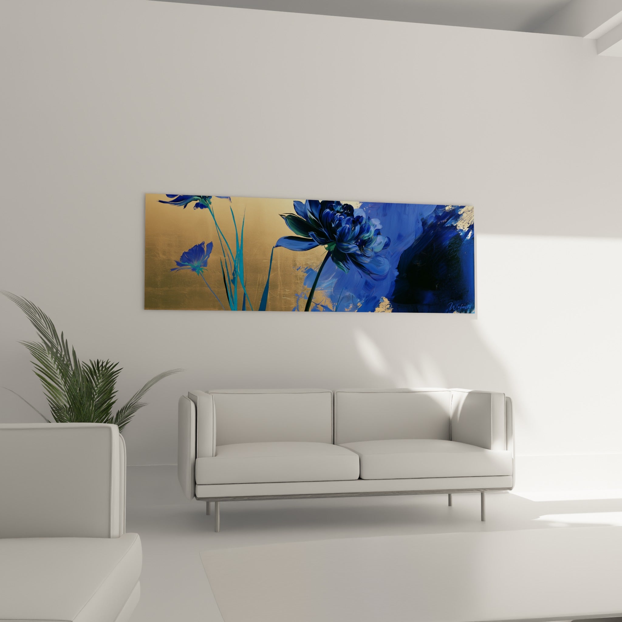 Pétales bleu profond et tiges turquoise entourés d'un fond doré, disposés au-dessus d'un canapé dans un salon lumineux
