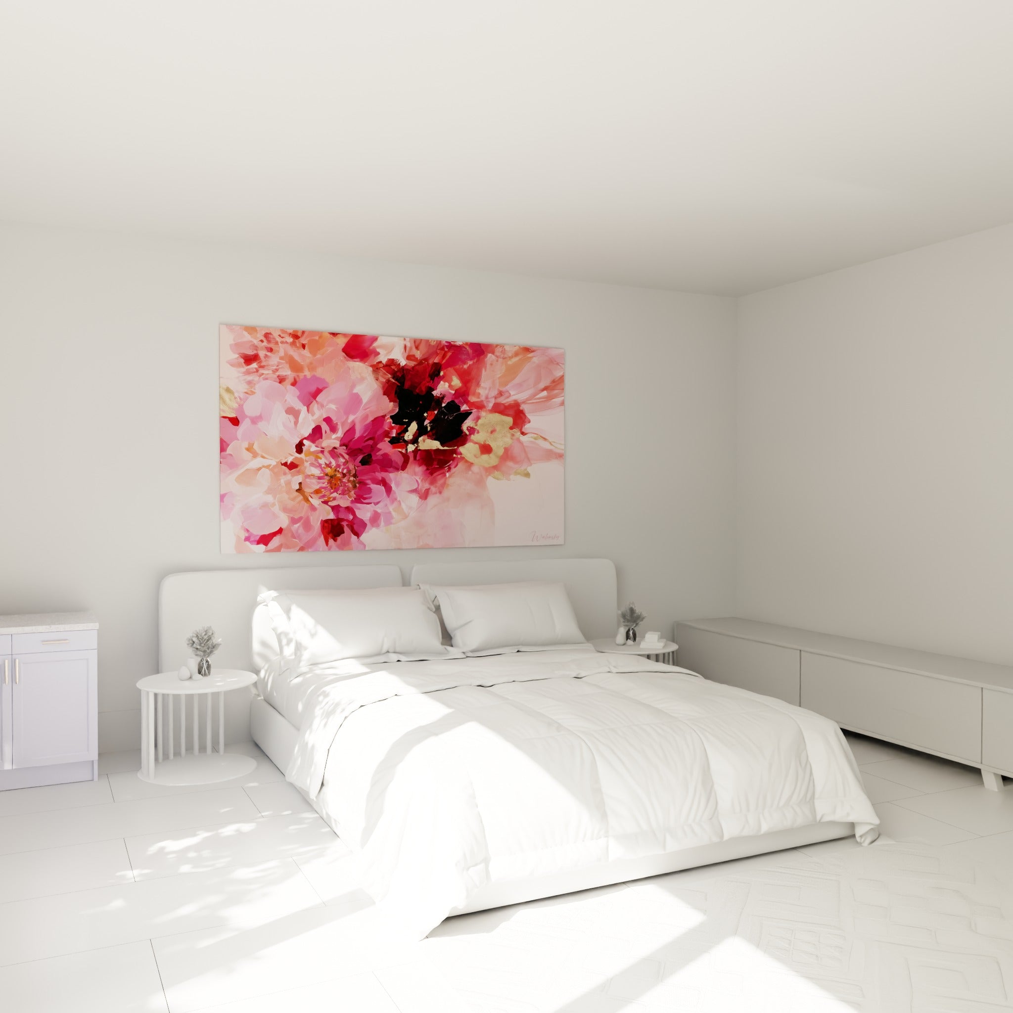 Fleur dahlia rose et noire aux touches dorées, accrochée au-dessus d'un lit dans une chambre claire