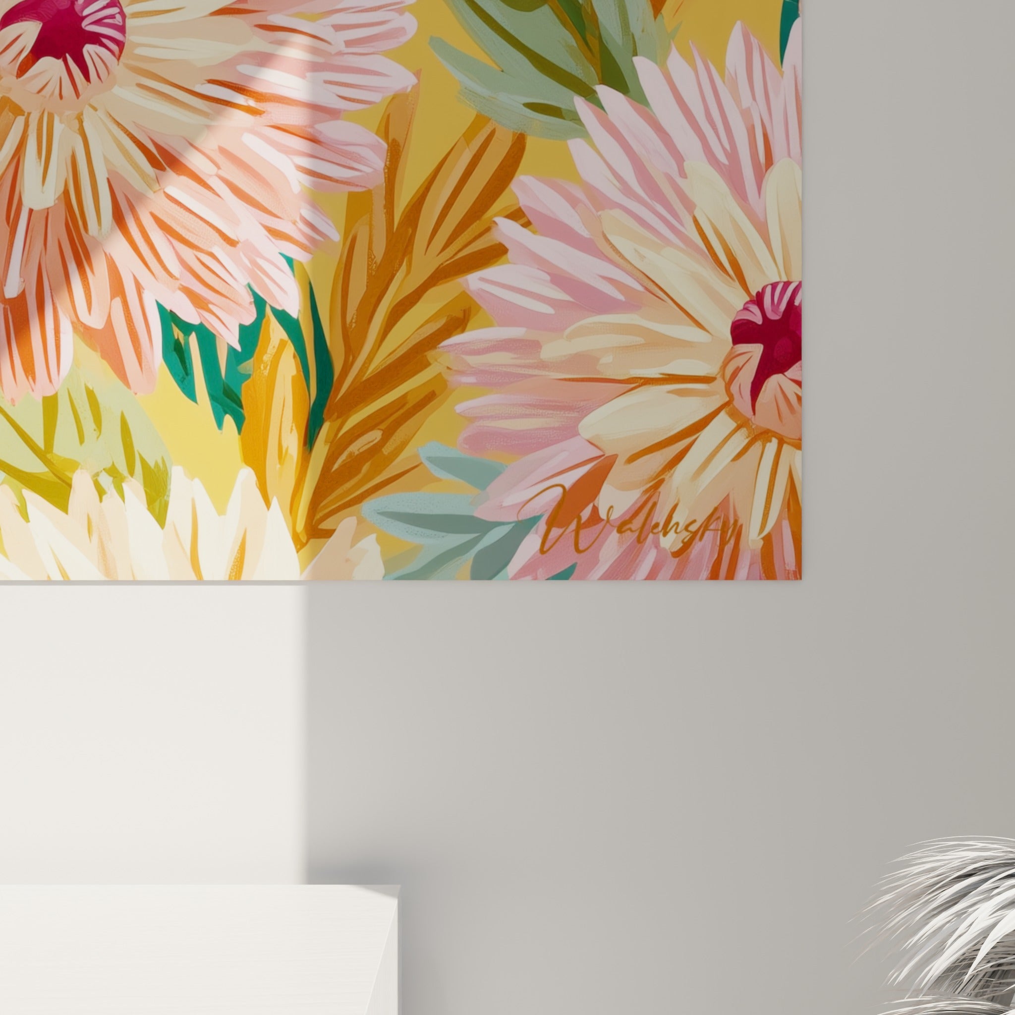 Pétales de dahlia rose et pêche vus de près, empâtements colorés et cœur pourpre sur fond ocre texturé