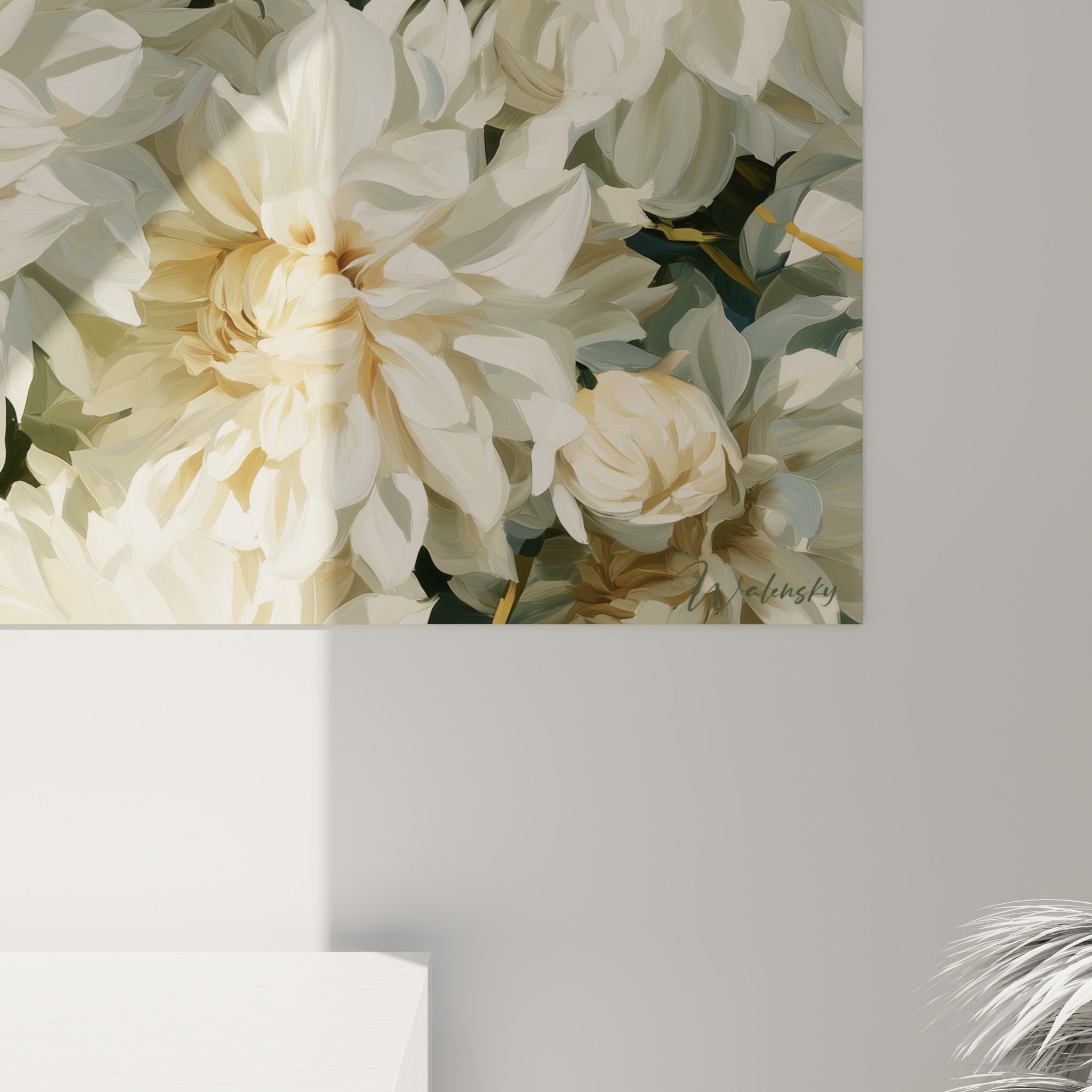 Empâtements blancs et touches ambrées d'un pétale de dahlia, matière peinte visible de près