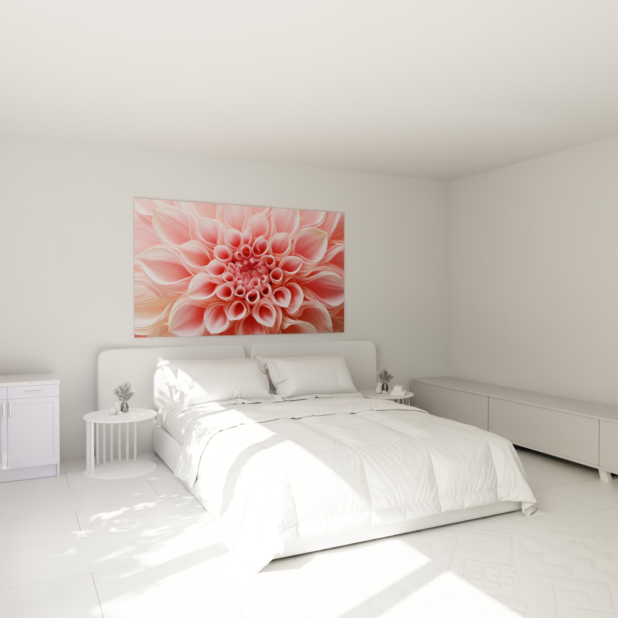 Dahlia rose pâle aux pétales ondulés accroché au-dessus d'un lit dans une chambre claire