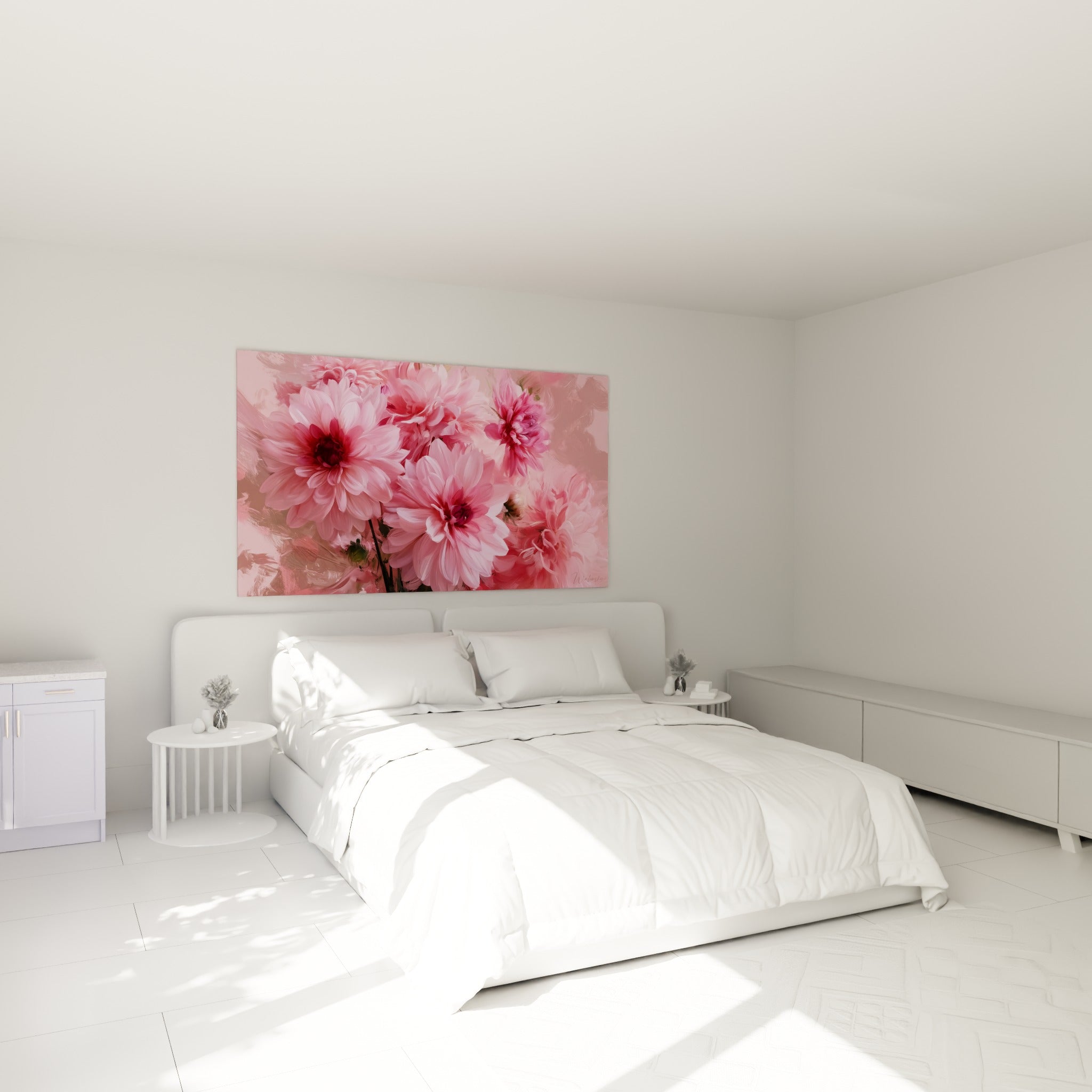 Bouquet de dahlias roses et pourpres accroché au-dessus d'un lit dans une chambre claire