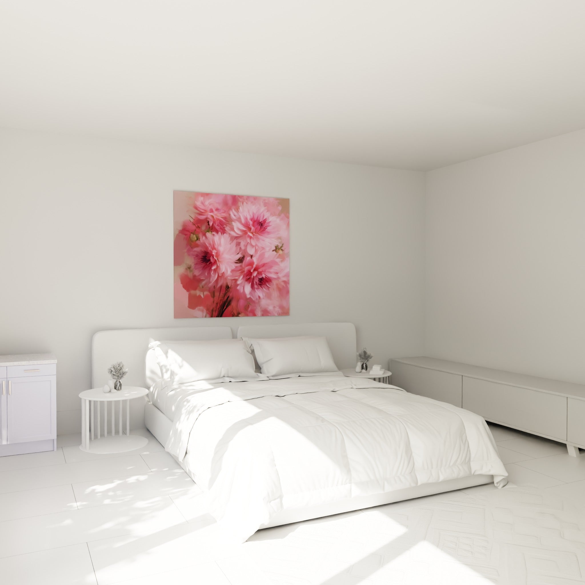Bouquet de dahlias roses et pourpres au-dessus d'un lit dans une chambre claire