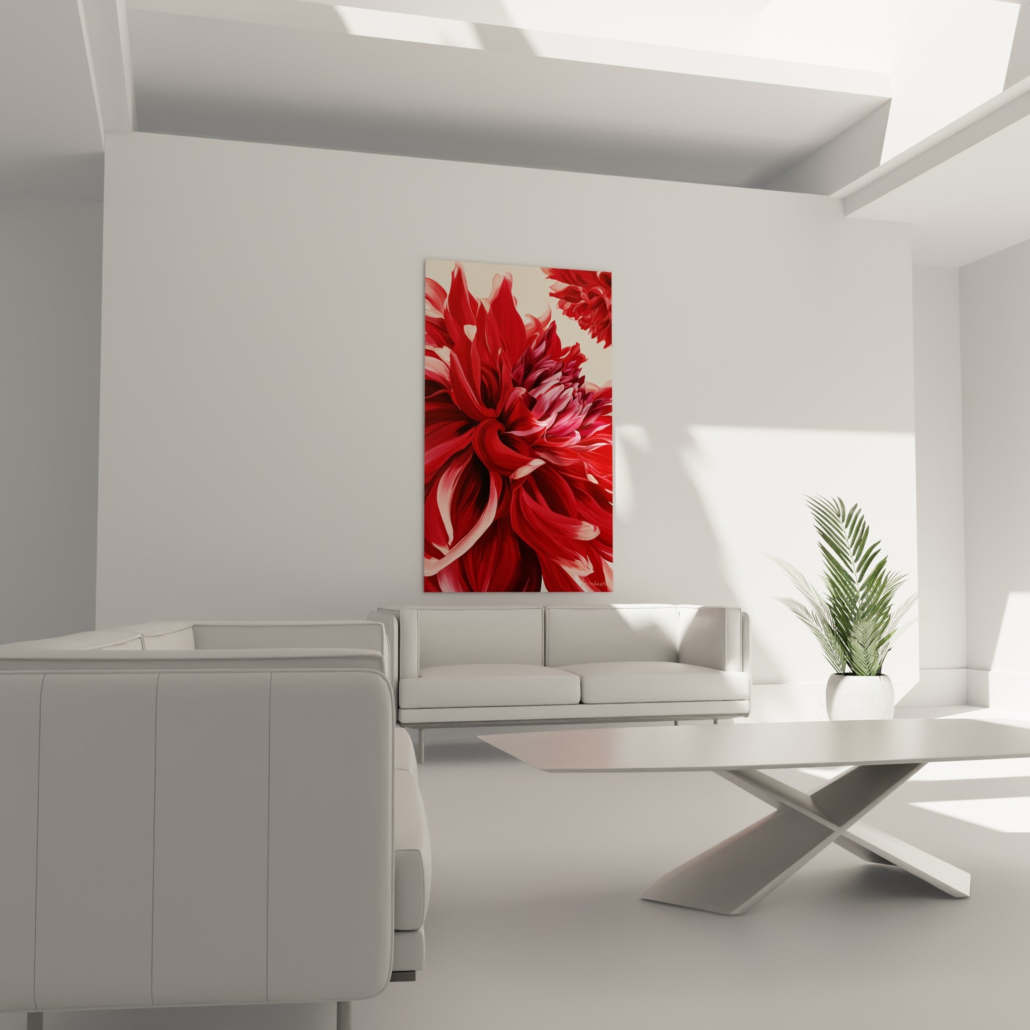 Fleur rouge et rosée du dahlia peint au-dessus d'un canapé dans un salon lumineux