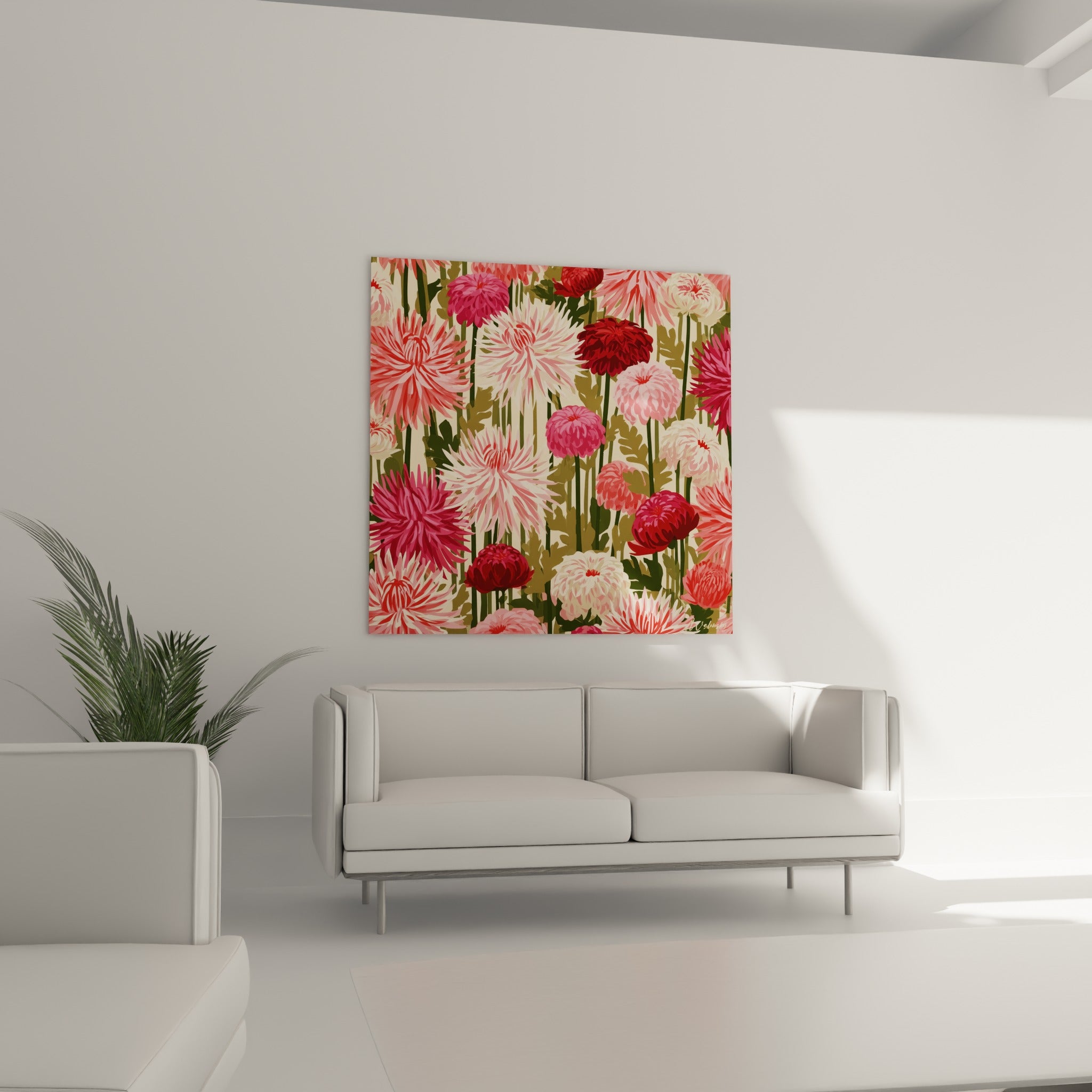 Fleurs de dahlia rose vif et rouge profond au-dessus d'un canapé dans un salon lumineux