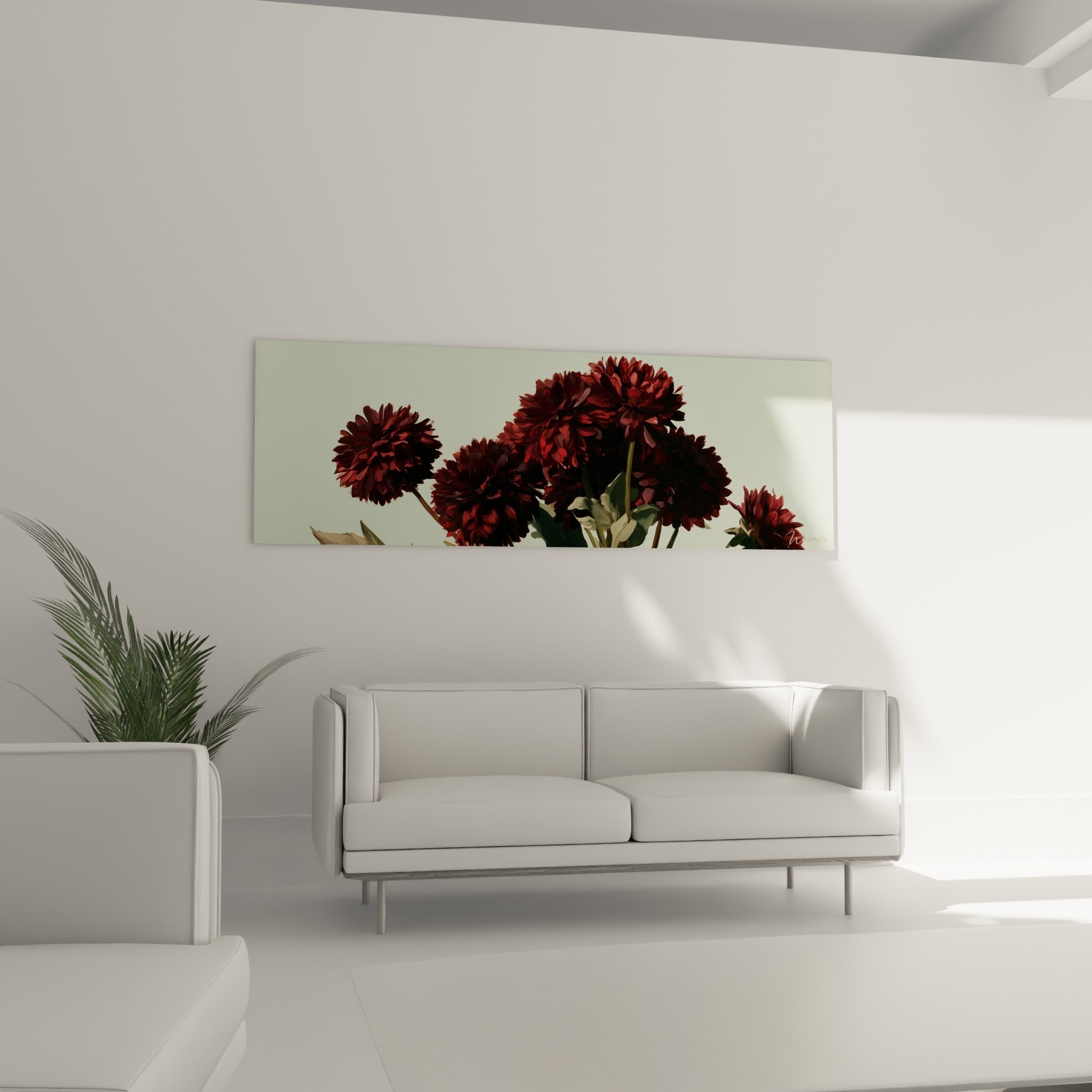 Fleurs de dahlia bordeaux sur fond vert pastel accrochées au-dessus d'un canapé dans un salon lumineux