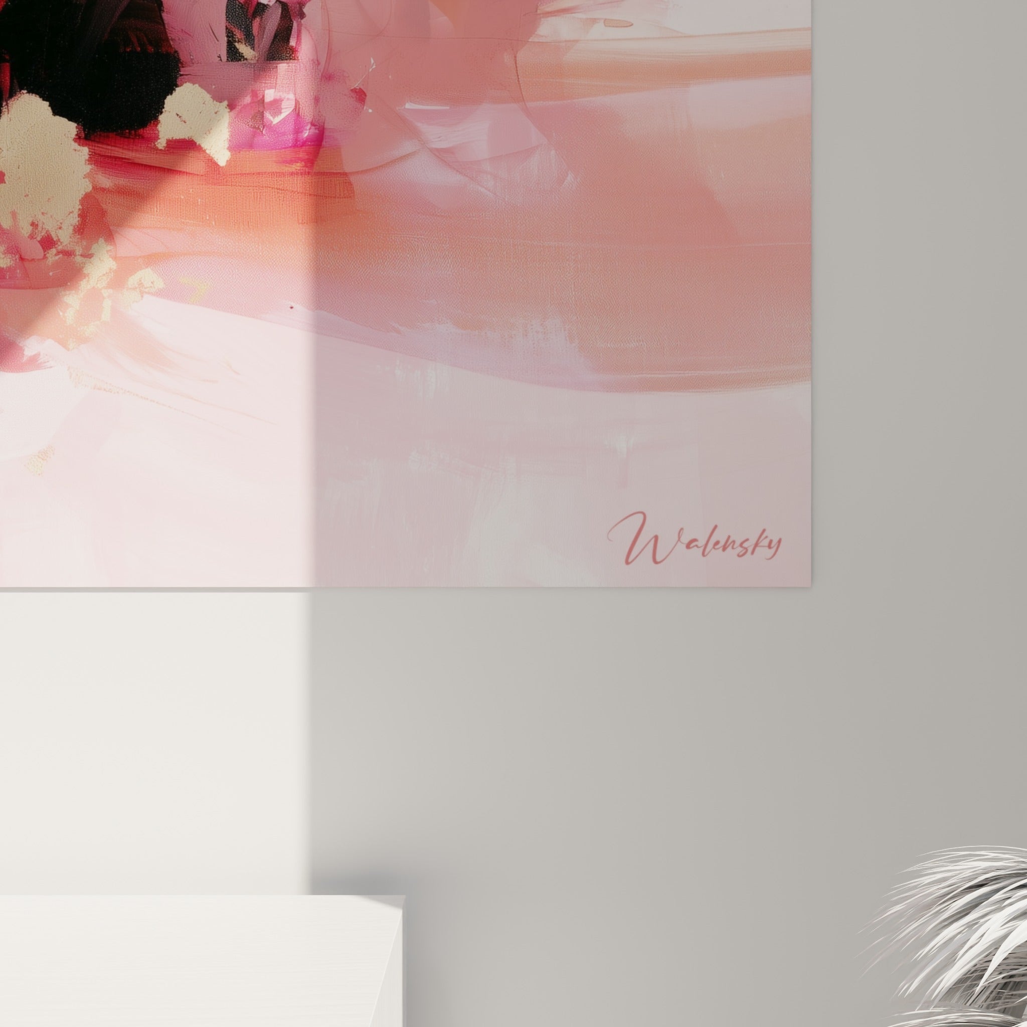 Empâtements noirs et éclats dorés se mêlant aux coulures roses et corail sur la toile du dahlia