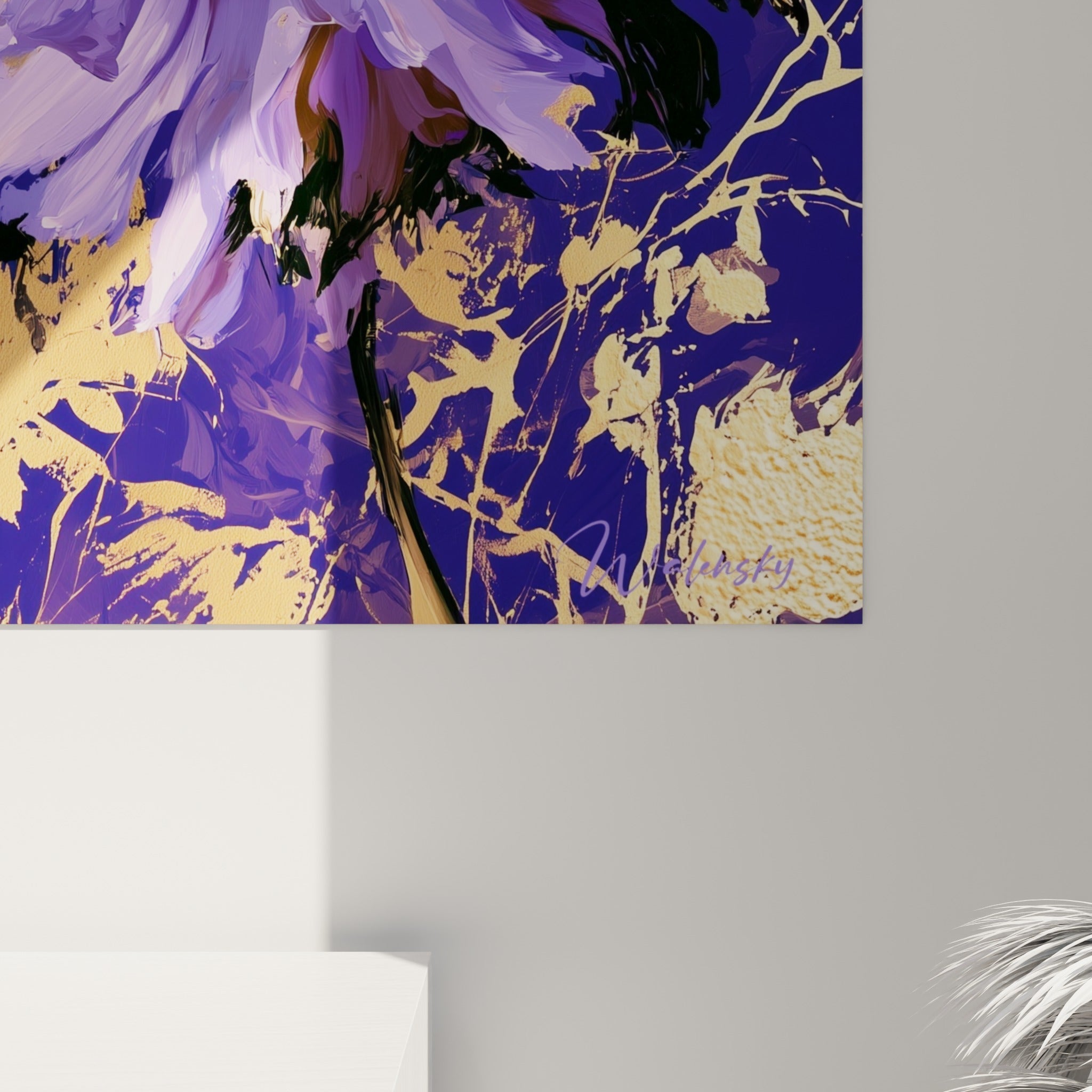 Empâtements dorés et coulures violettes se mêlant sur la toile, grain visible du dahlia peint