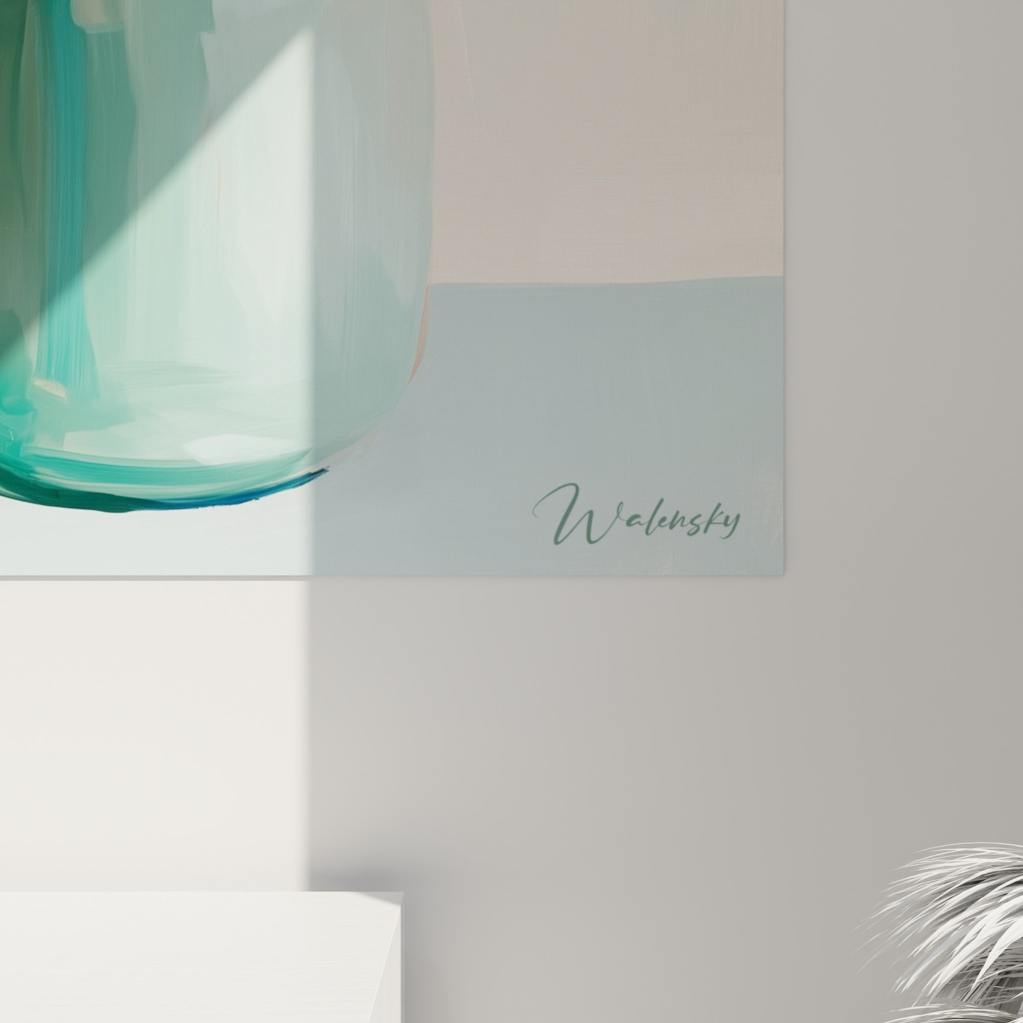 Empâtements de peinture pêche et corail sur les pétales du dahlia, reflets turquoise visibles sur le vase